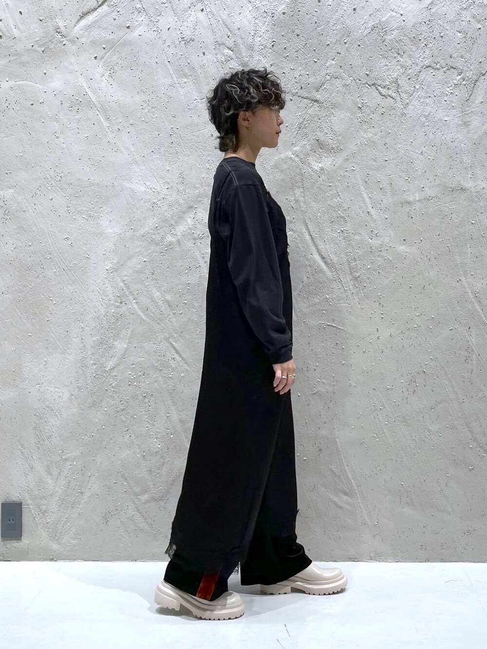 ブラック系のその他パンツ、ホワイト系のその他シューズ、グレー系のTシャツ/カットソーを着用したレディースの秋コーディネートの2枚目の写真