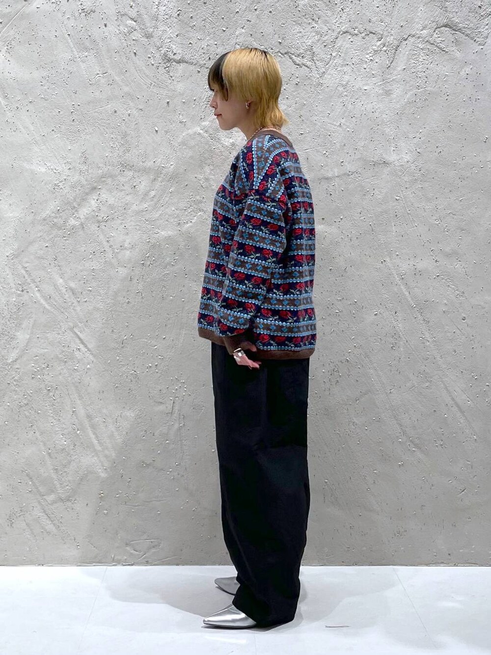 シルバー系のブーツ、ブラック系のその他パンツ、ブラウン系のニット/セーターを着用したレディースの秋コーディネートの2枚目の写真