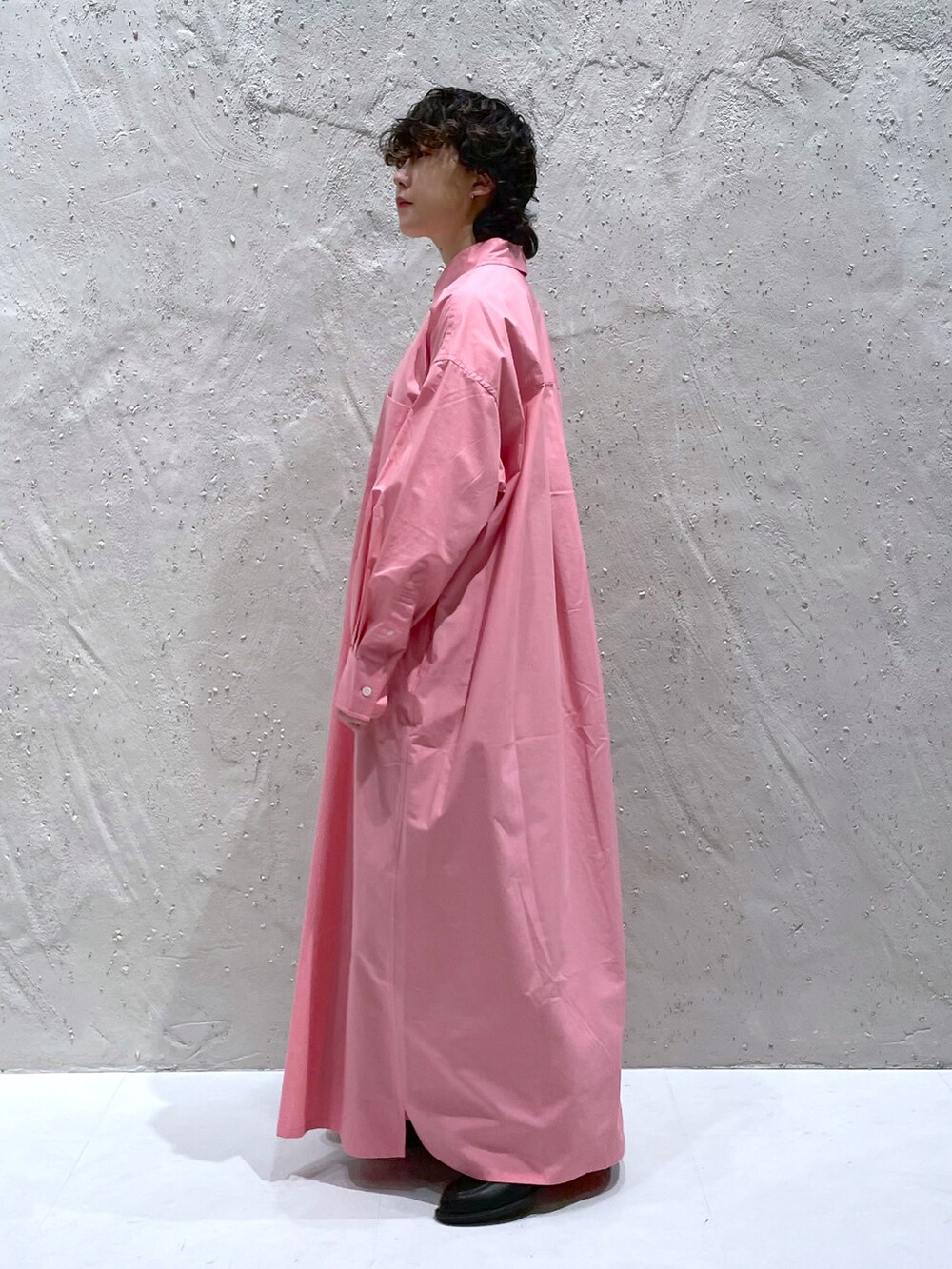 ピンク系のワンピース、グレー系のスカート、ブラック系のローファーを着用したレディースの冬コーディネートの2枚目の写真