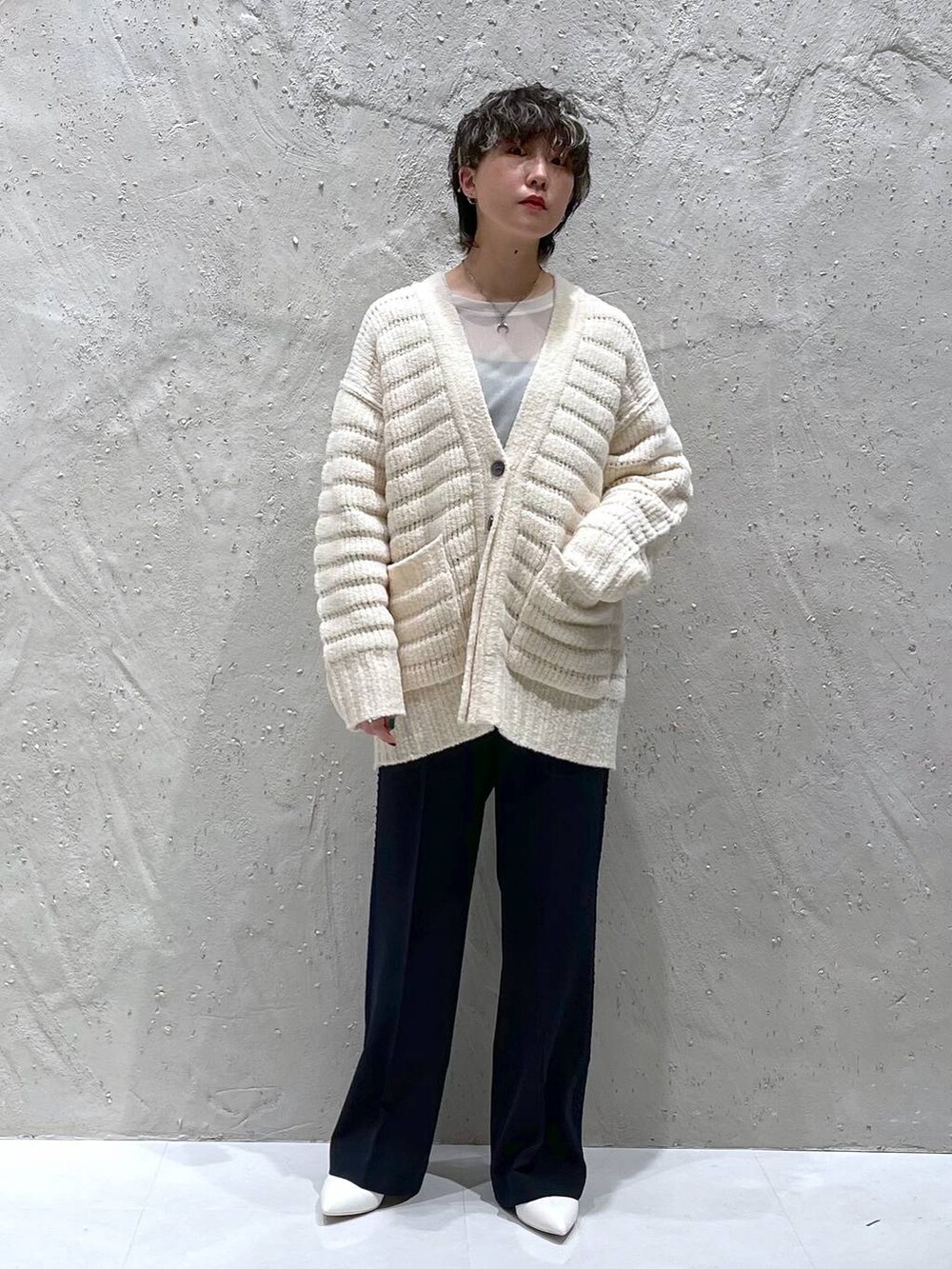 ホワイト系のブーツ、ホワイト系のカーディガン/ボレロ、ブラック系のその他パンツを着用したレディースの秋コーディネートの5枚目の写真