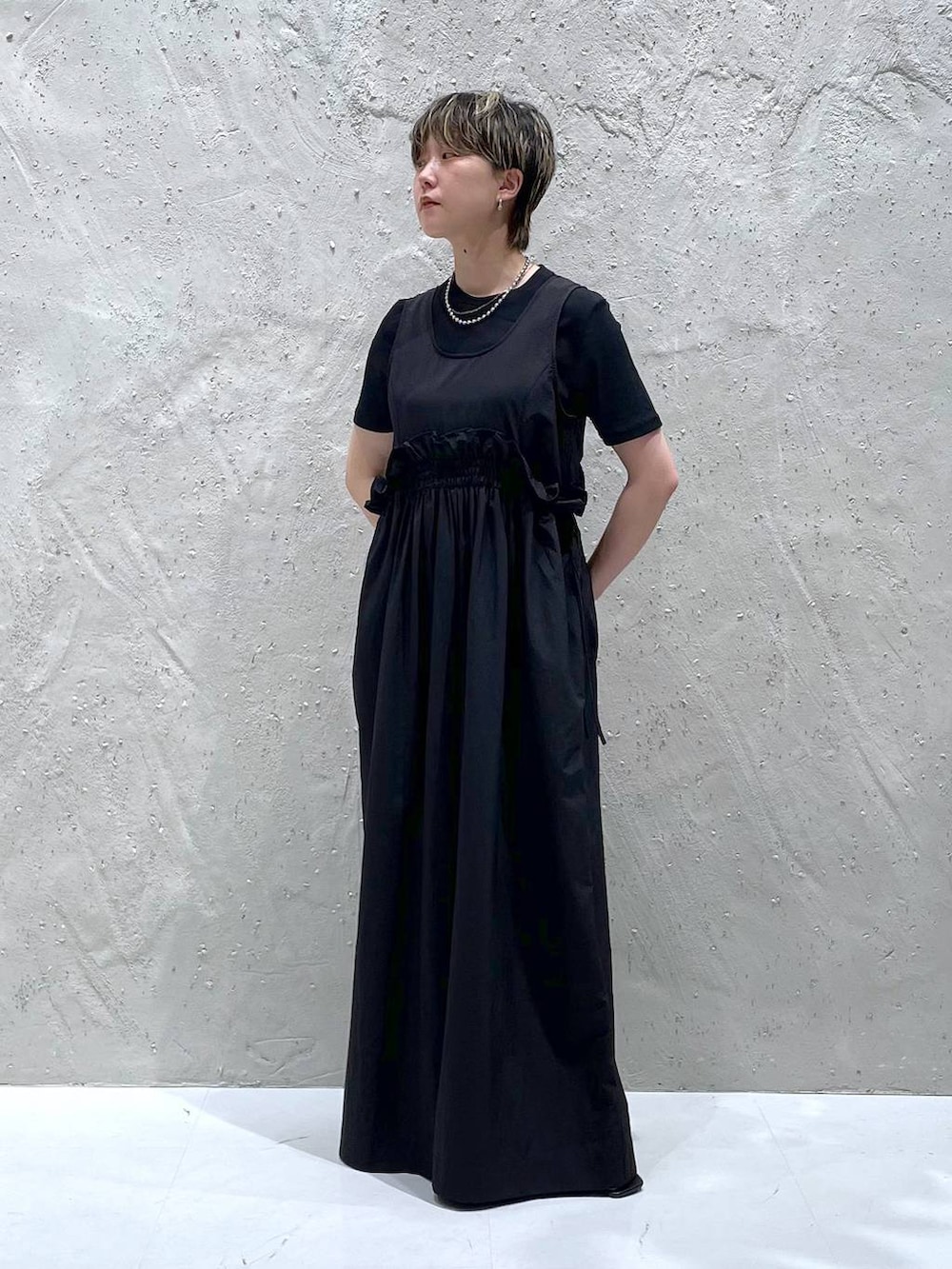 ブラック系のワンピース、ブラック系のTシャツ/カットソーを着用したレディースの夏コーディネートの5枚目の写真