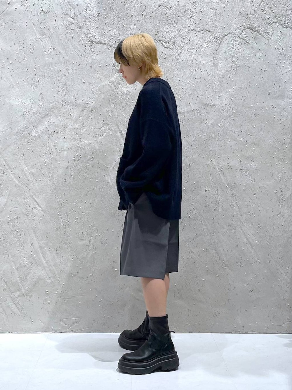 ブルー系のニット/セーター、グレー系のその他パンツを着用したレディースの秋コーディネートの2枚目の写真