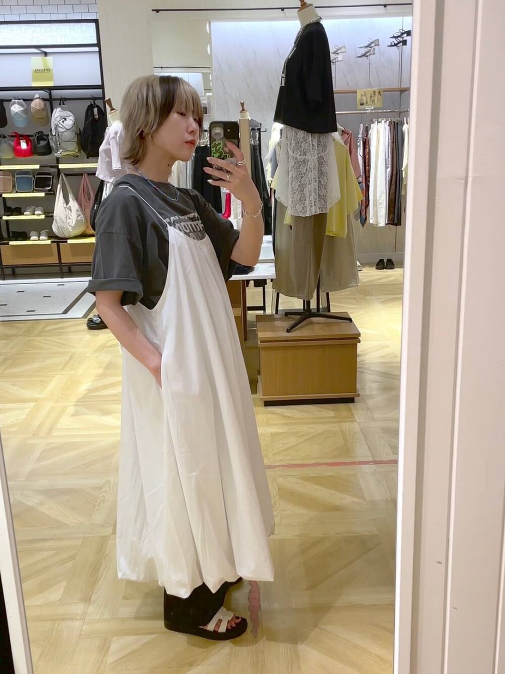 ホワイト系のサンダル、ホワイト系のワンピース、ブラック系のその他パンツを着用したレディースの春コーディネートの2枚目の写真