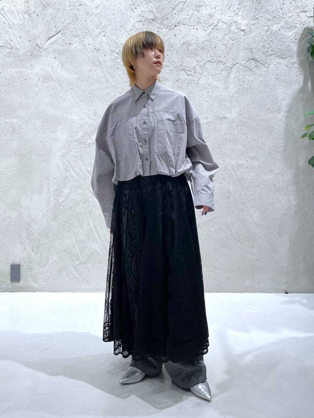 シルバー系のブーツ、グレー系のシャツ/ブラウス、グレー系のその他パンツを着用したレディースの秋コーディネートの2枚目の写真