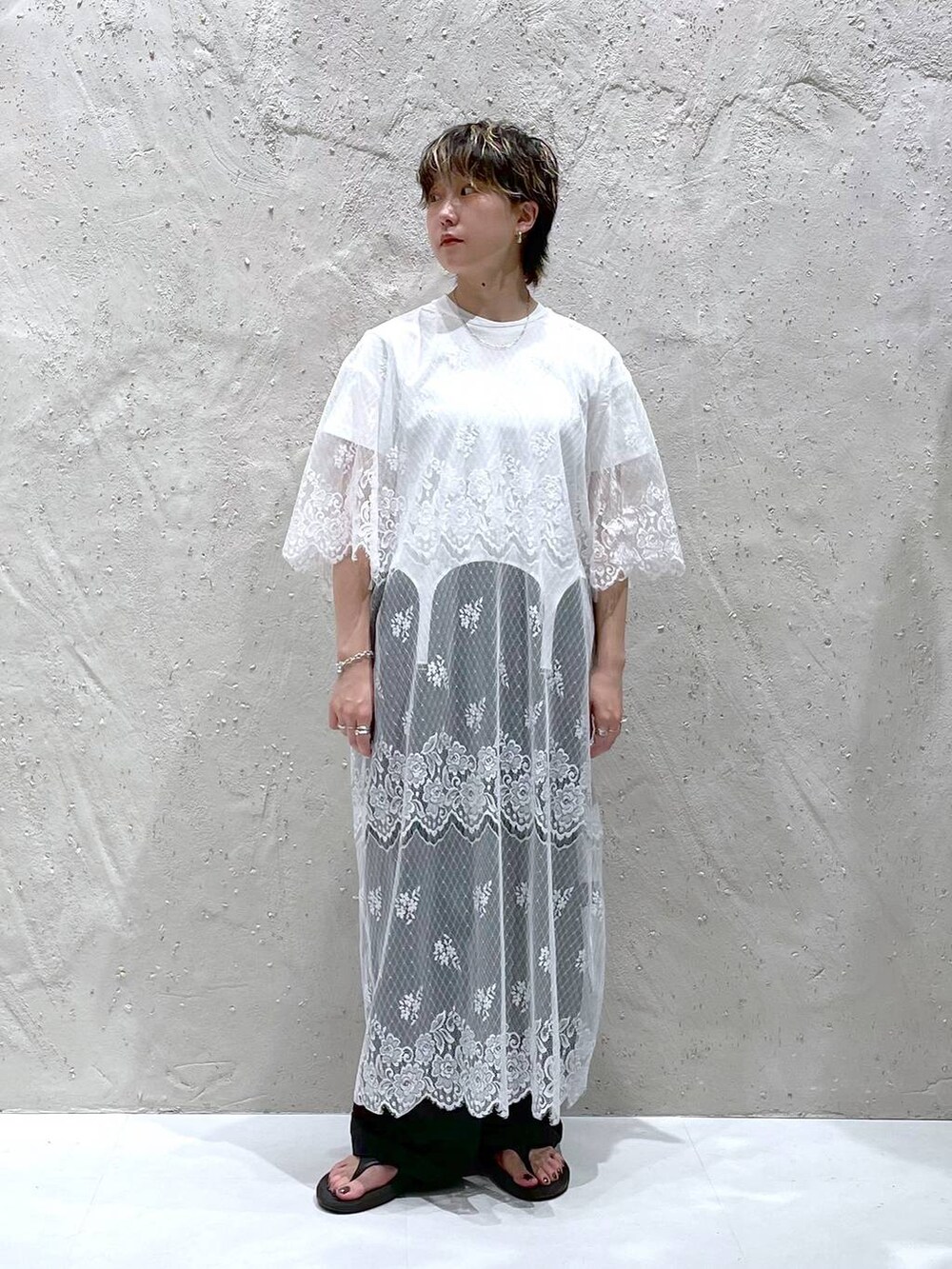 ブラック系のその他パンツ、ホワイト系のTシャツ/カットソー、ホワイト系のワンピースを着用したレディースの夏コーディネートの6枚目の写真