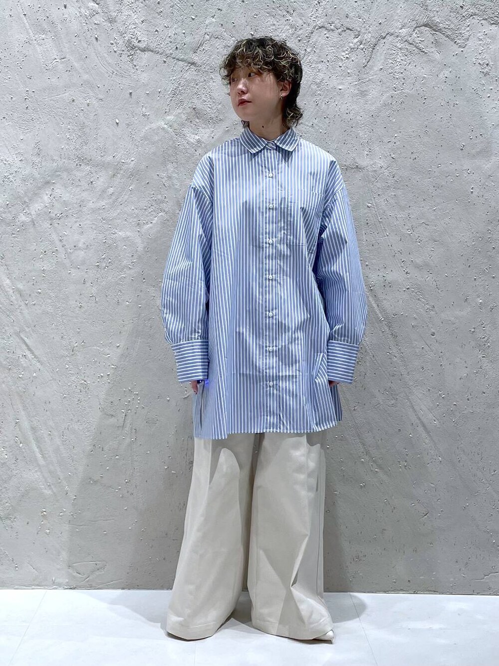 ブルー系のシャツ/ブラウス、ベージュ系のその他パンツを着用したレディースの冬コーディネートの5枚目の写真