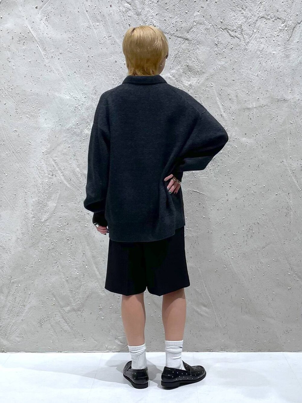 ブラック系のその他パンツ、ブラック系のローファー、グレー系のニット/セーターを着用したレディースの秋コーディネートの3枚目の写真