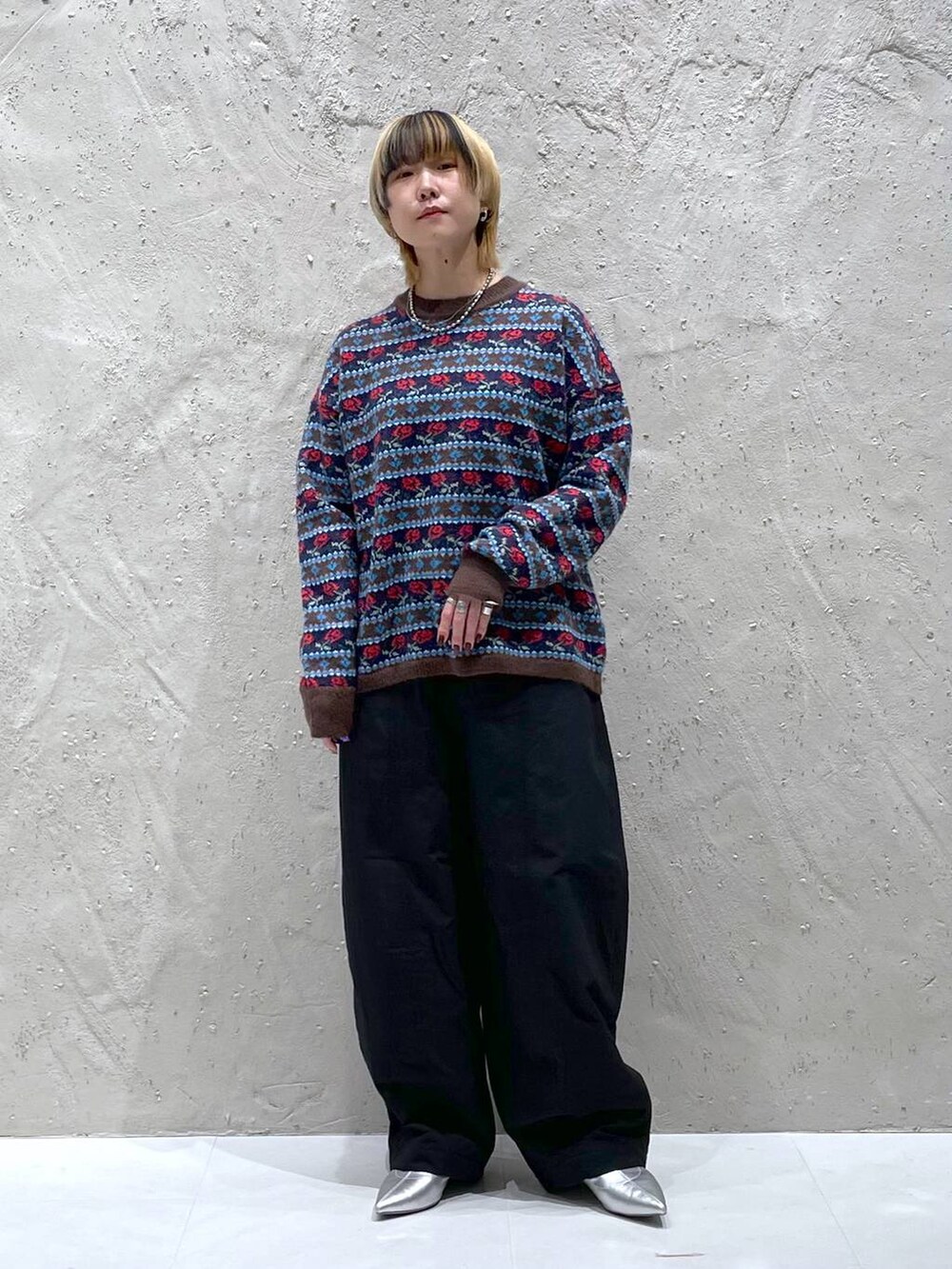 シルバー系のブーツ、ブラック系のその他パンツ、ブラウン系のニット/セーターを着用したレディースの秋コーディネートの5枚目の写真