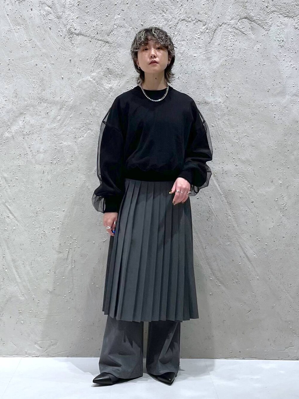 グレー系のその他パンツ、ブラック系のブーツ、ブラック系のTシャツ/カットソーを着用したレディースの冬コーディネートの5枚目の写真