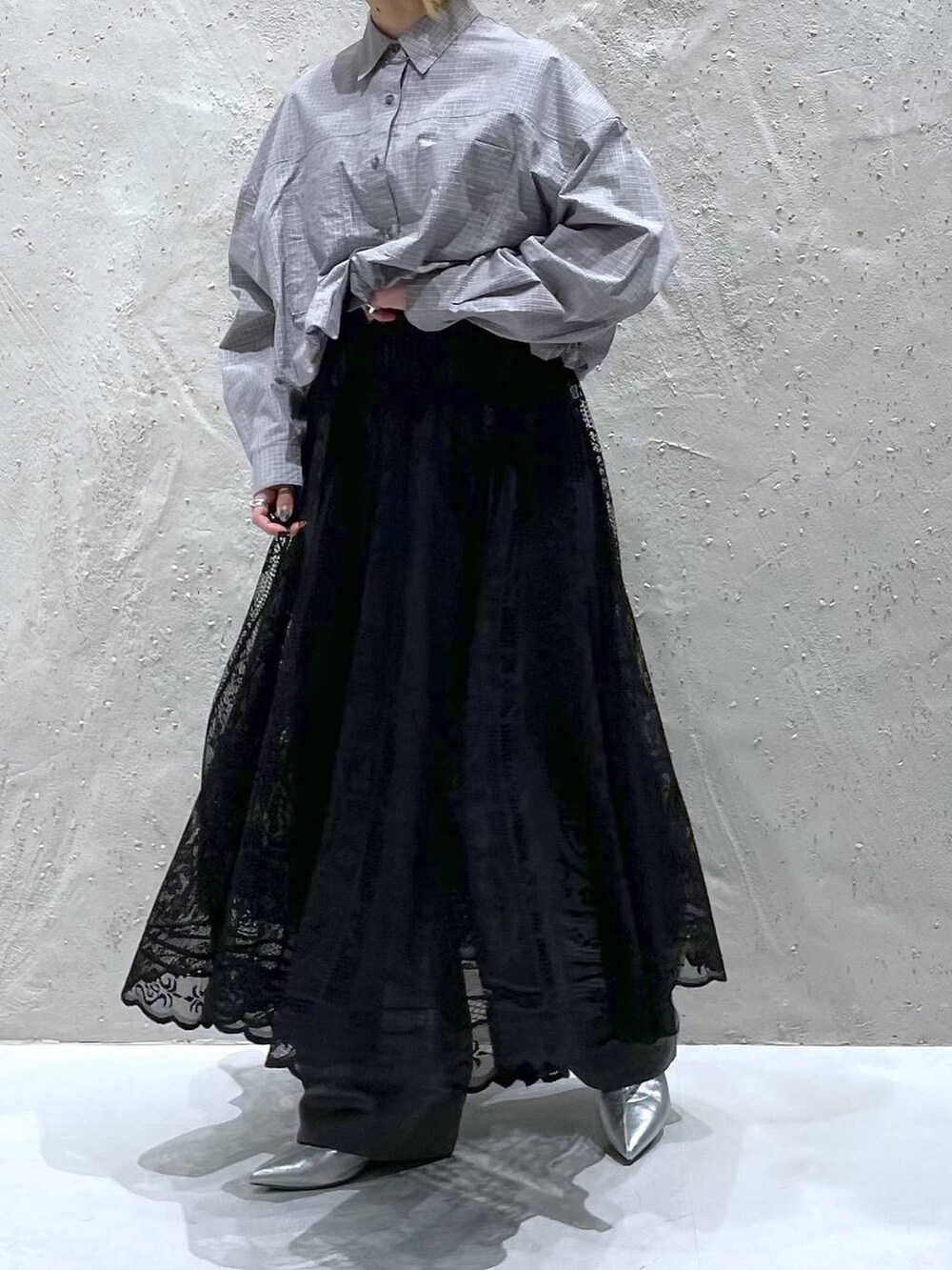 シルバー系のブーツ、グレー系のシャツ/ブラウス、グレー系のその他パンツを着用したレディースの秋コーディネートの5枚目の写真