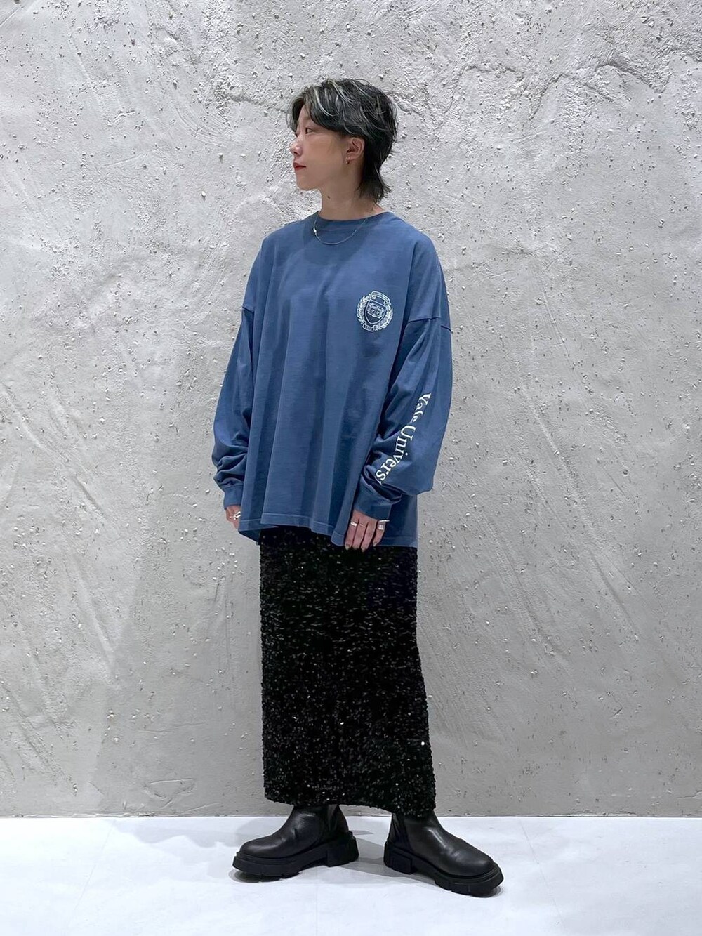 ブラック系のスカート、ブルー系のTシャツ/カットソーを着用したレディースの夏コーディネートの5枚目の写真