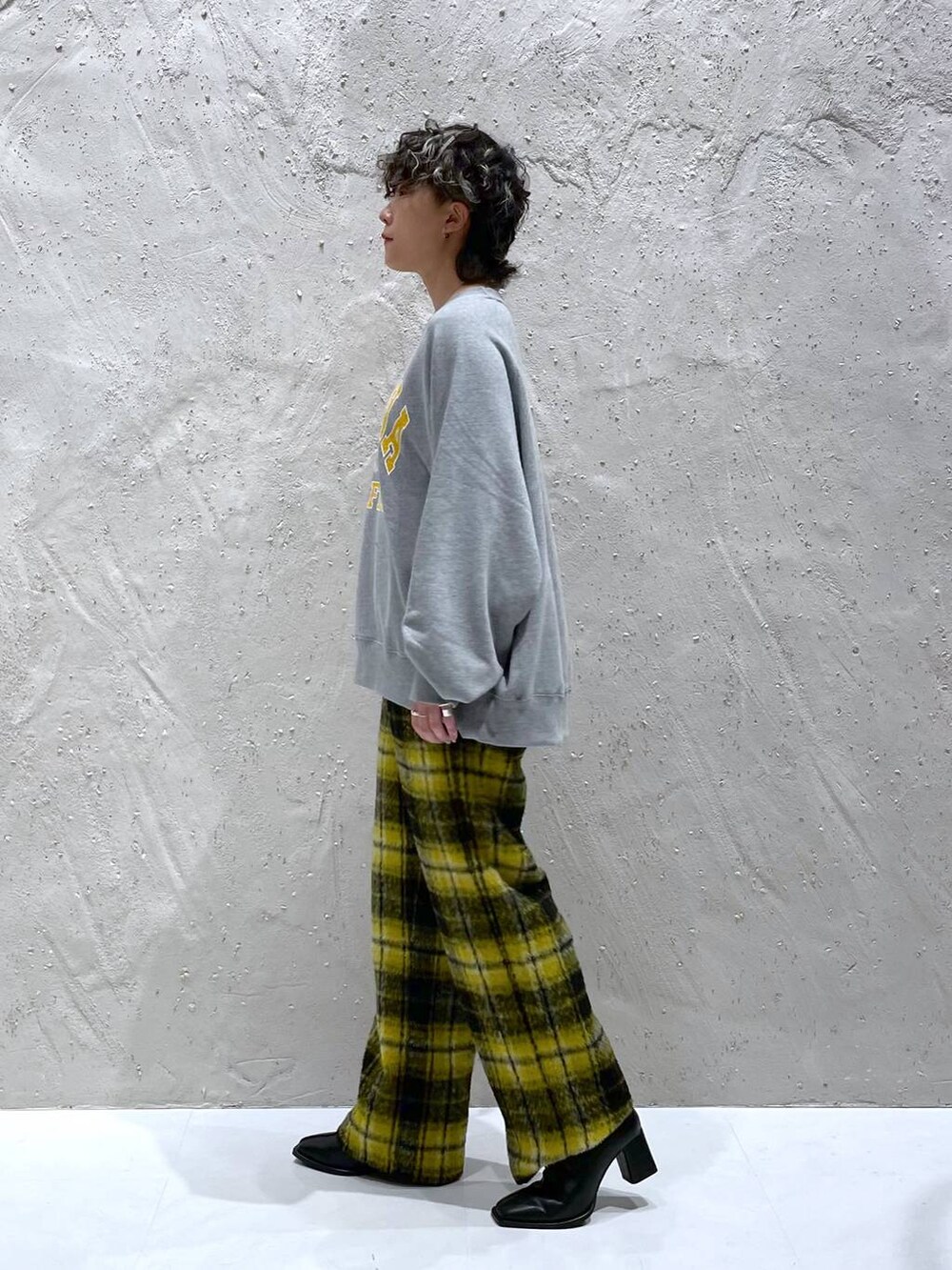 イエロー系のその他パンツ、ブラック系のパンプスを着用したレディースの秋コーディネートの4枚目の写真