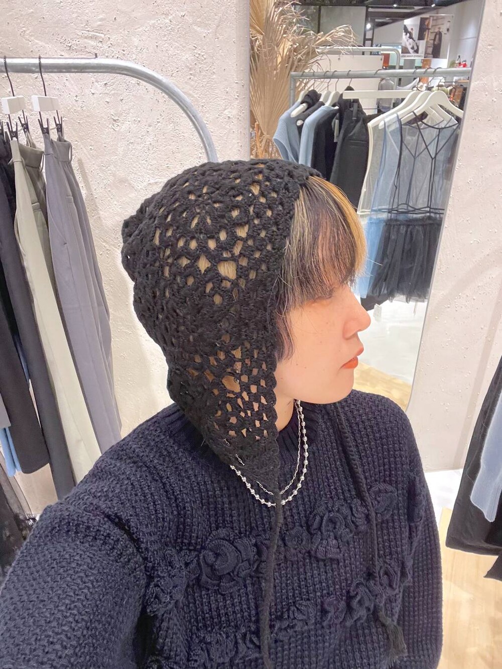 ブラック系のニットキャップ/ビーニーを着用したレディースの秋コーディネートの4枚目の写真