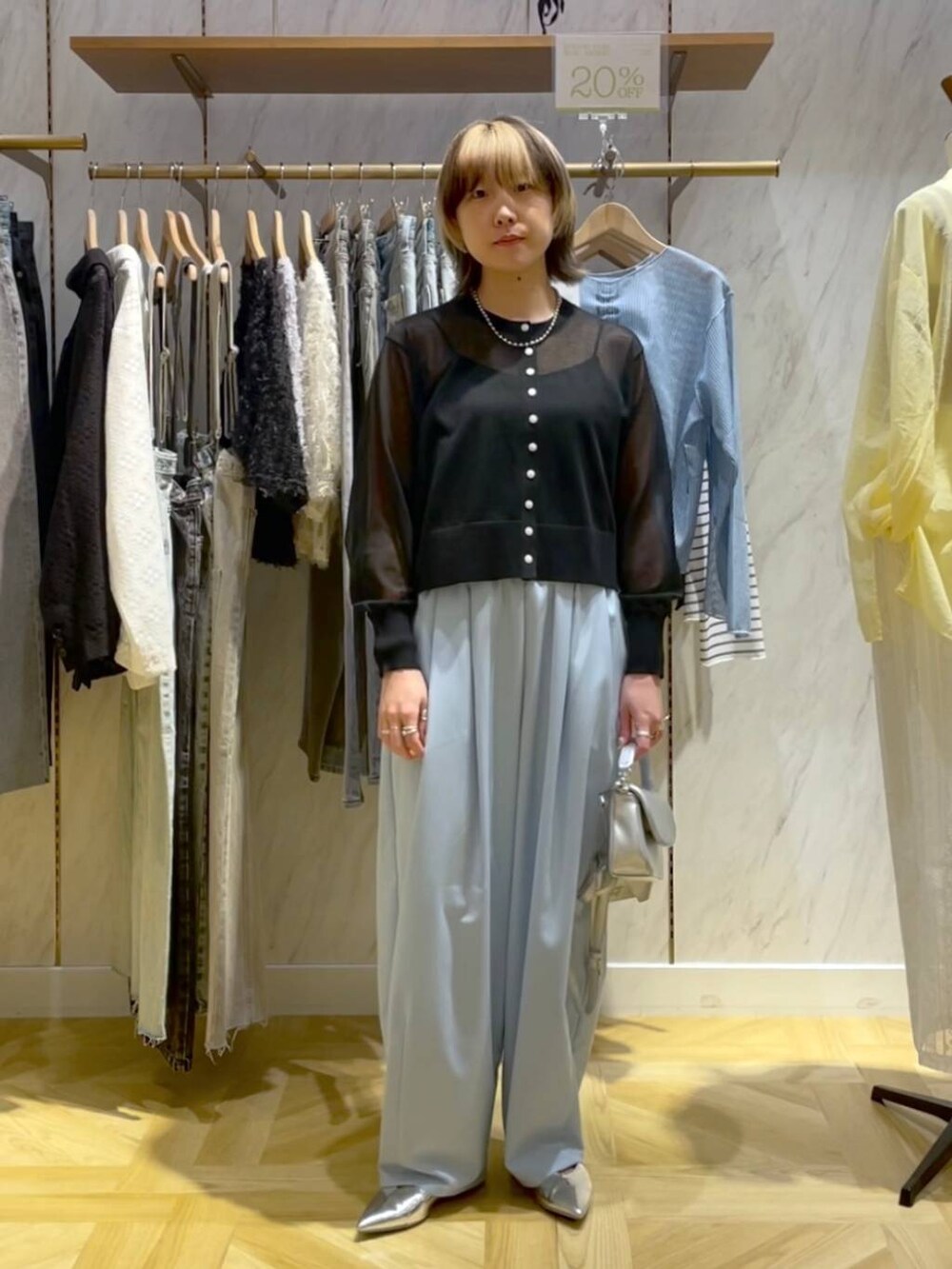 シルバー系のショルダーバッグ、シルバー系のパンプス、ブルー系のその他パンツを着用したレディースの春コーディネートの5枚目の写真