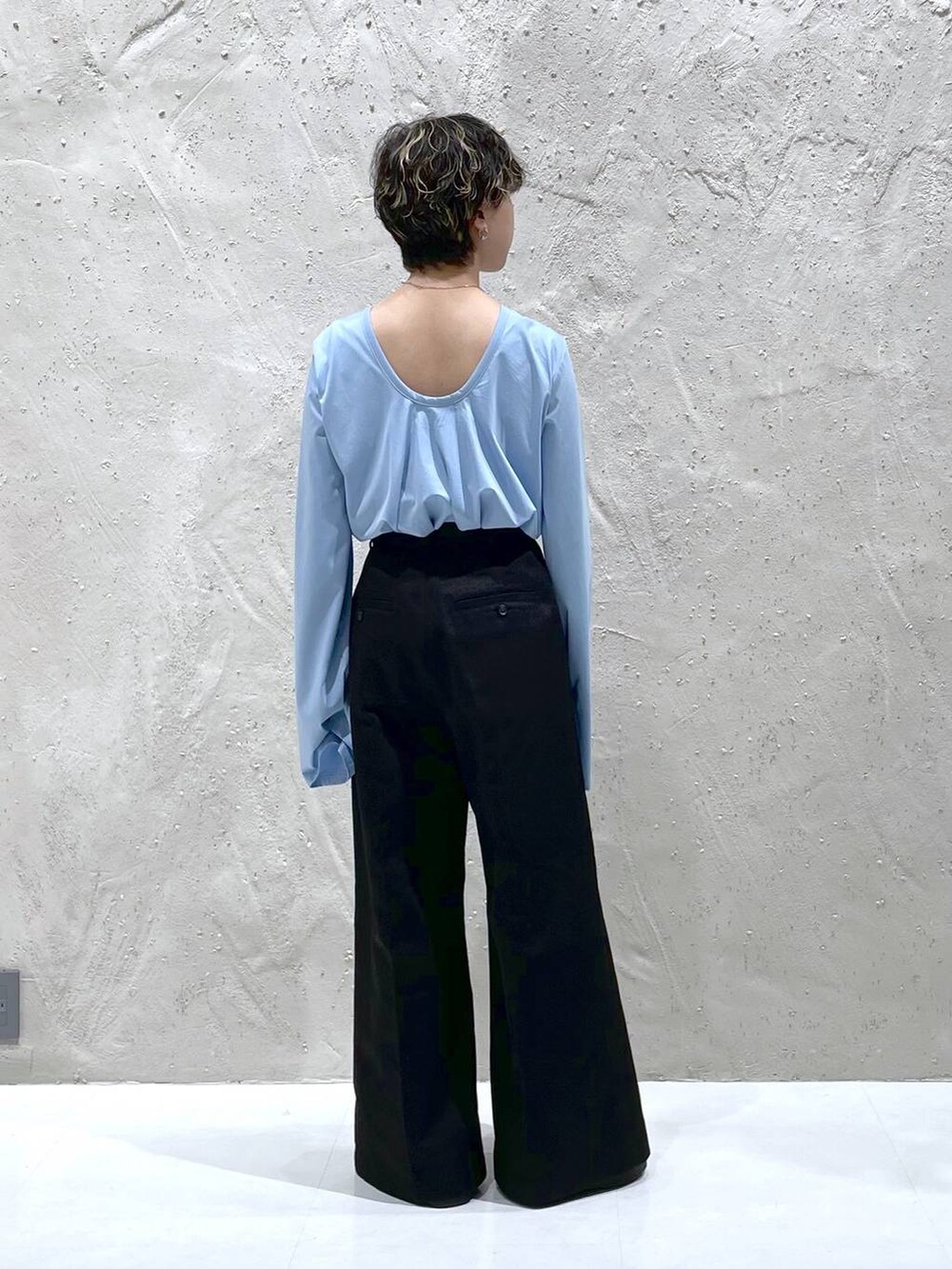 ブラック系のその他パンツ、ブルー系のTシャツ/カットソーを着用したレディースの春コーディネートの3枚目の写真