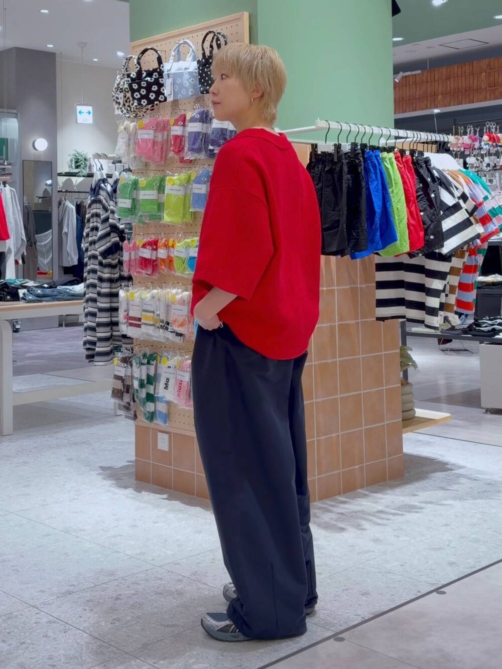 ブルー系のデニムパンツ、レッド系のTシャツ/カットソーを着用したレディースの春コーディネートの2枚目の写真