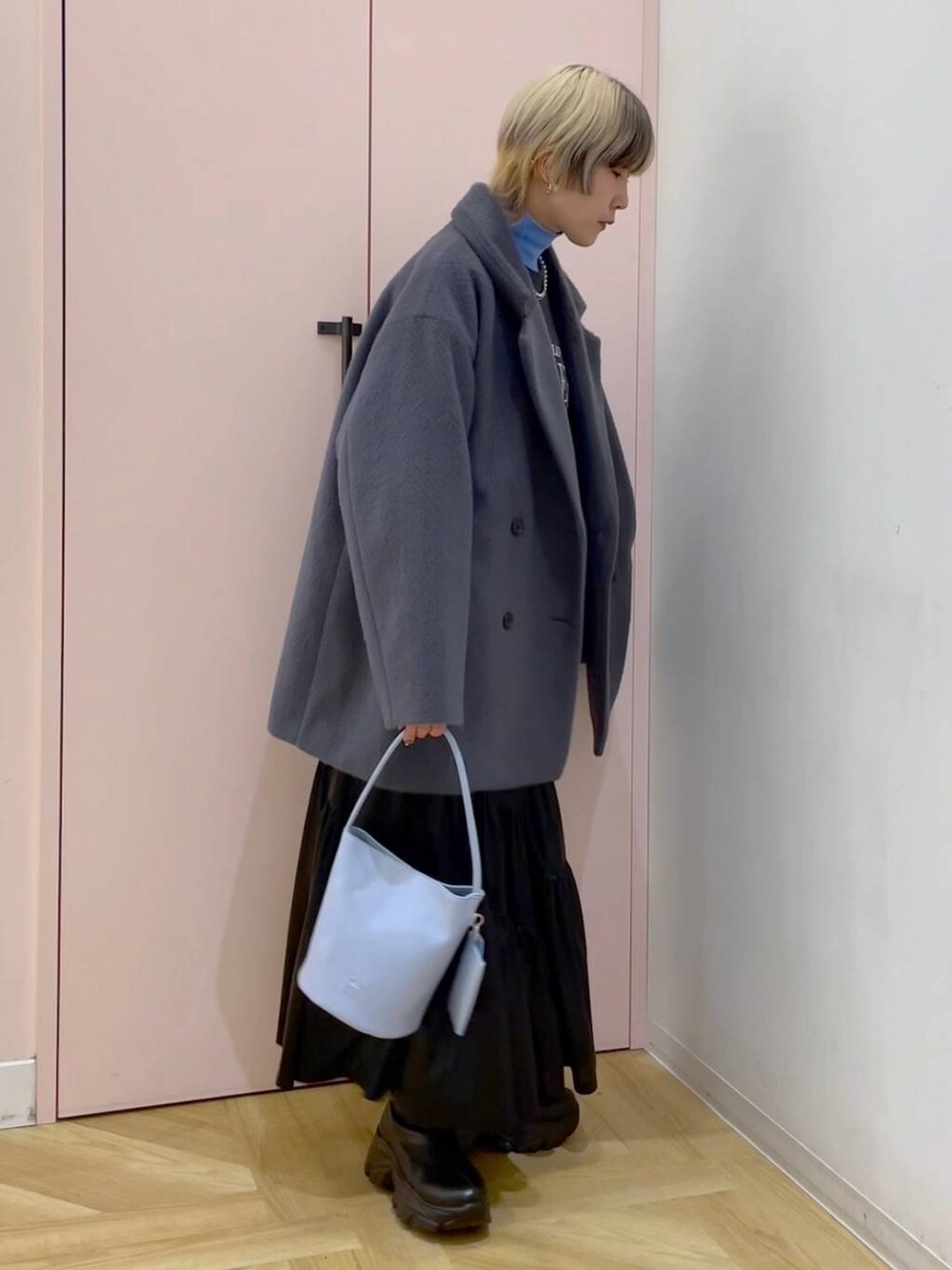 ブラック系のブーツ、グレー系のスウェット、ブルー系のTシャツ/カットソーを着用したレディースの冬コーディネートの4枚目の写真