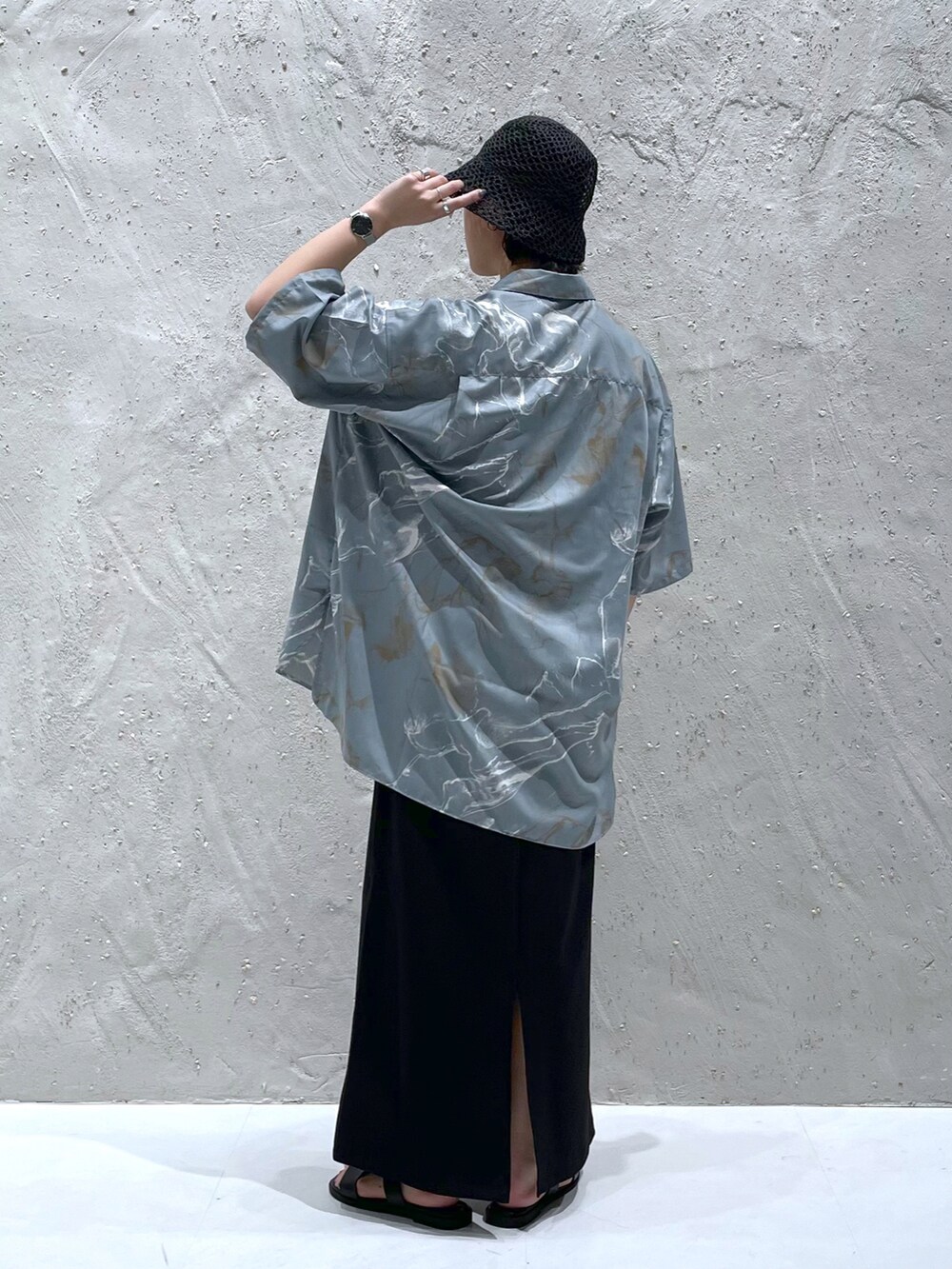 ブルー系のシャツ/ブラウス、ブラック系のワンピース、ブラック系のサンダルを着用したレディースの夏コーディネートの2枚目の写真