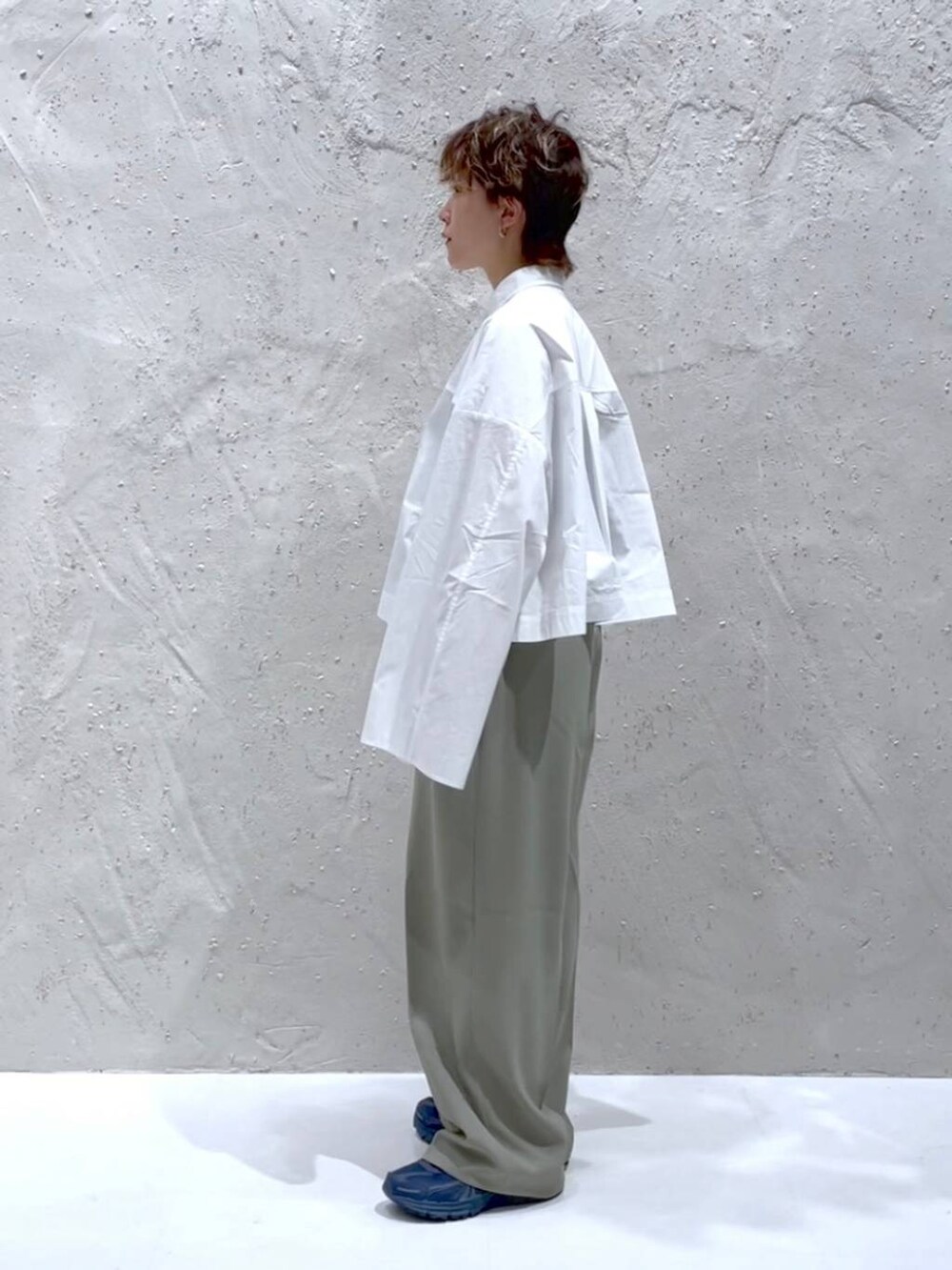 グリーン系のスラックス、ホワイト系のシャツ/ブラウスを着用したレディースの夏コーディネートの2枚目の写真