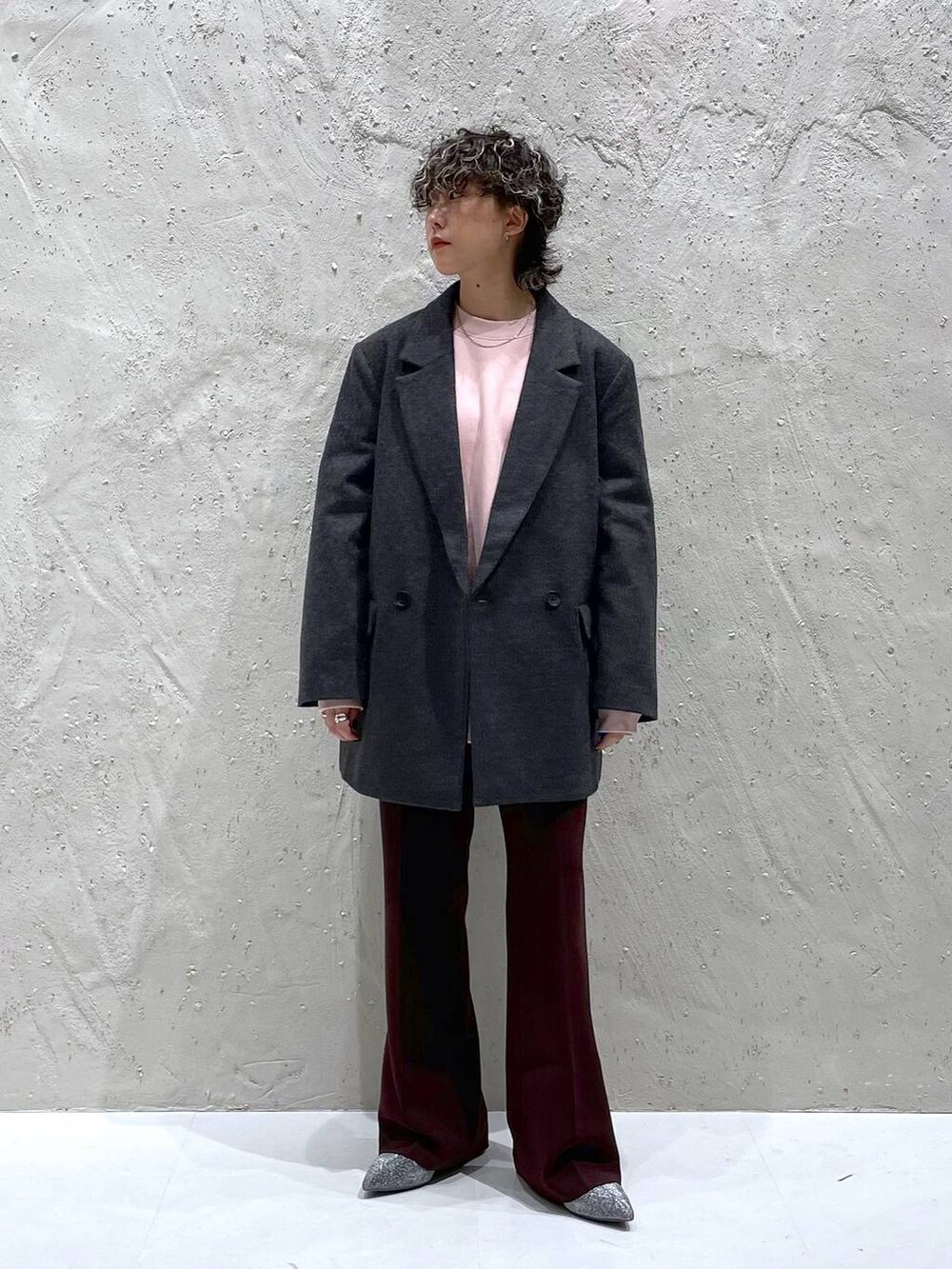 シルバー系のブーツ、グレー系のその他アウター、ピンク系のスウェットを着用したレディースの秋コーディネートの5枚目の写真