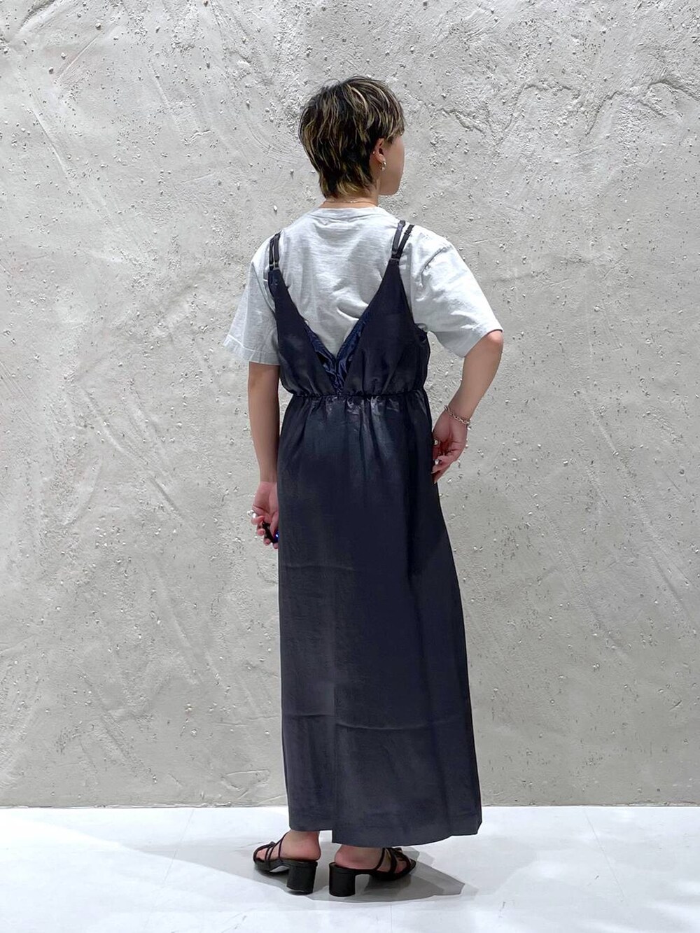 ブラック系のサンダル、グレー系のワンピース、グレー系のTシャツ/カットソーを着用したレディースの夏コーディネートの3枚目の写真