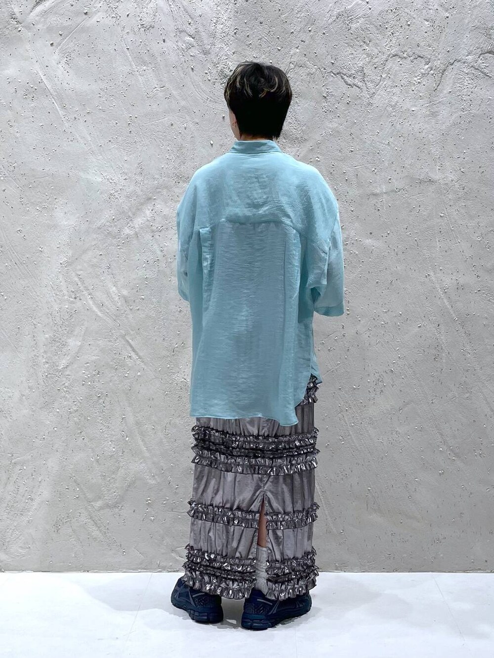 シルバー系のスカート、ブルー系のシャツ/ブラウスを着用したレディースの夏コーディネートの3枚目の写真