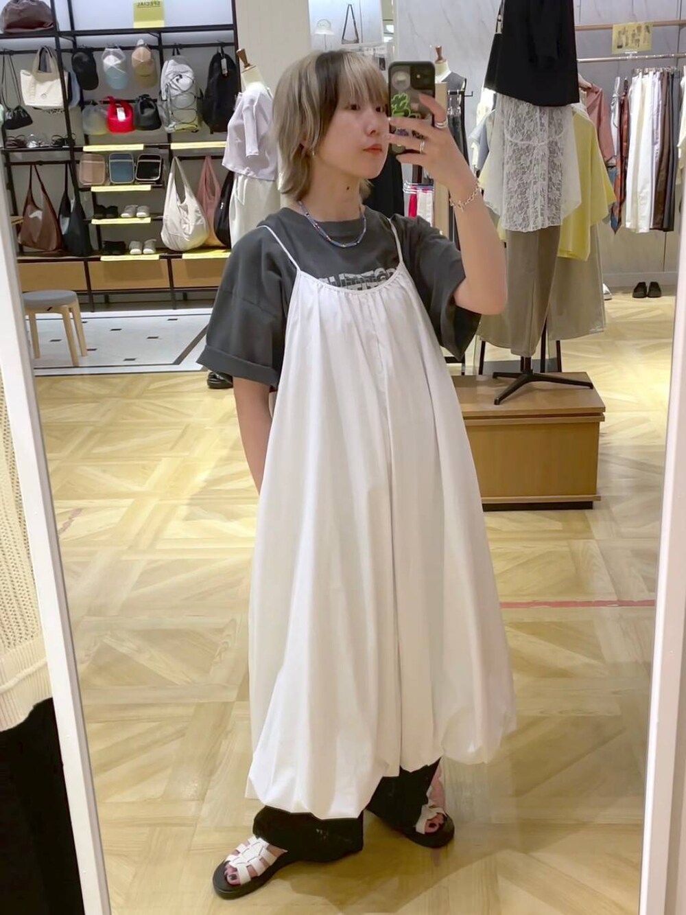 ホワイト系のサンダル、ホワイト系のワンピース、ブラック系のその他パンツを着用したレディースの春コーディネートの3枚目の写真