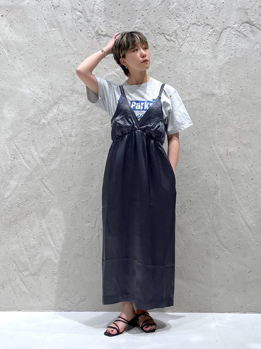 ブラック系のサンダル、グレー系のワンピース、グレー系のTシャツ/カットソーを着用したレディースの夏コーディネートの5枚目の写真