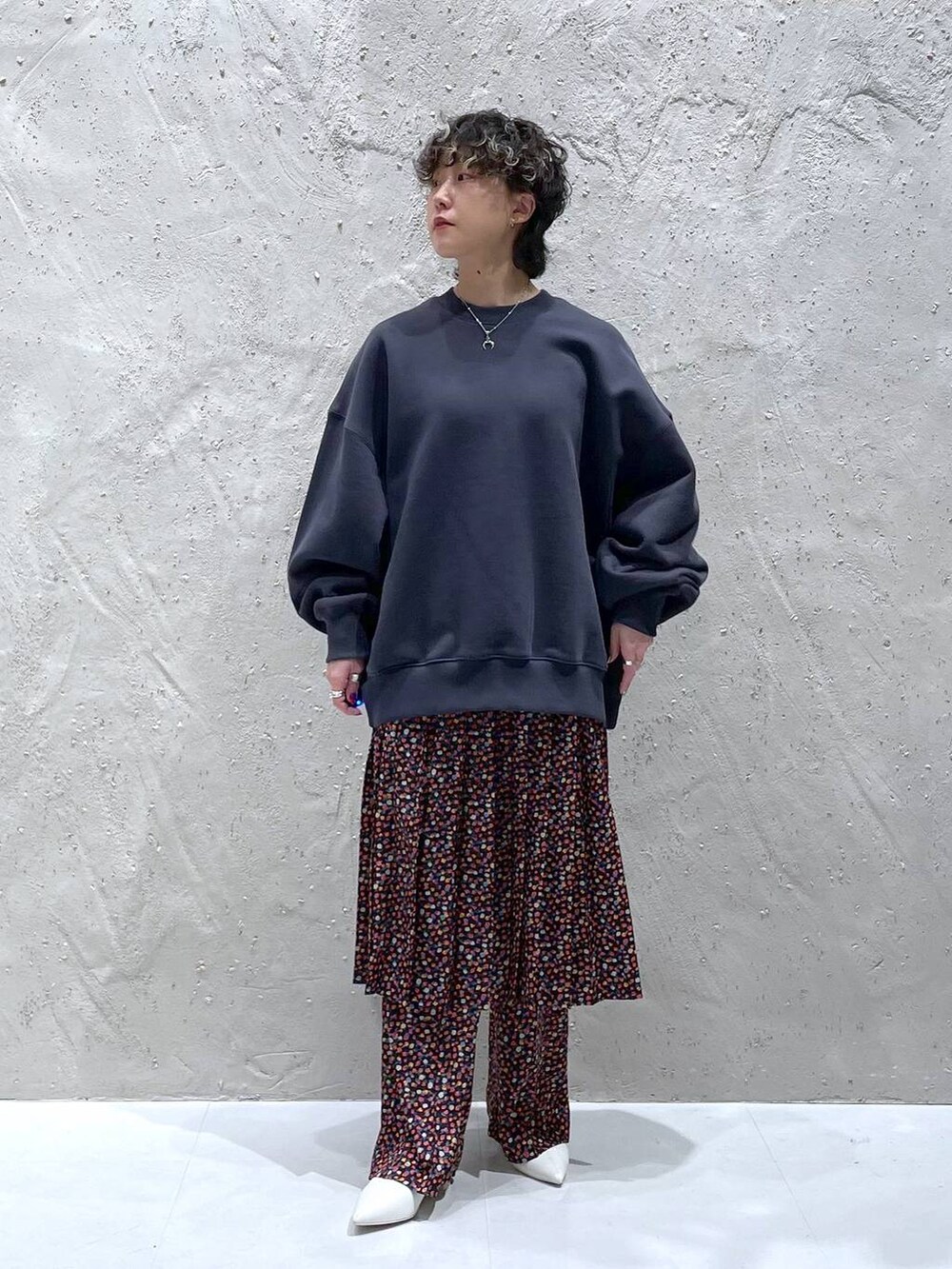 ホワイト系のブーツ、グレー系のスウェット、レッド系のその他パンツを着用したレディースの冬コーディネートの5枚目の写真
