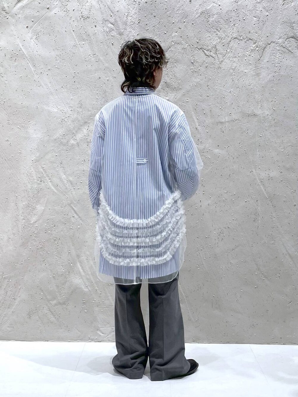 グレー系のその他パンツ、ブルー系のシャツ/ブラウス、ホワイト系のシャツ/ブラウスを着用したレディースの春コーディネートの3枚目の写真