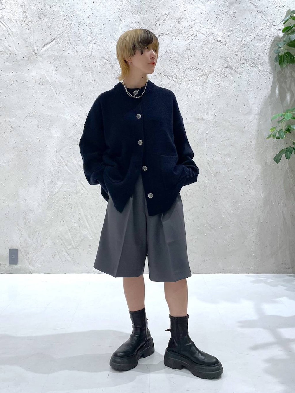 ブルー系のニット/セーター、グレー系のその他パンツを着用したレディースの秋コーディネートの5枚目の写真