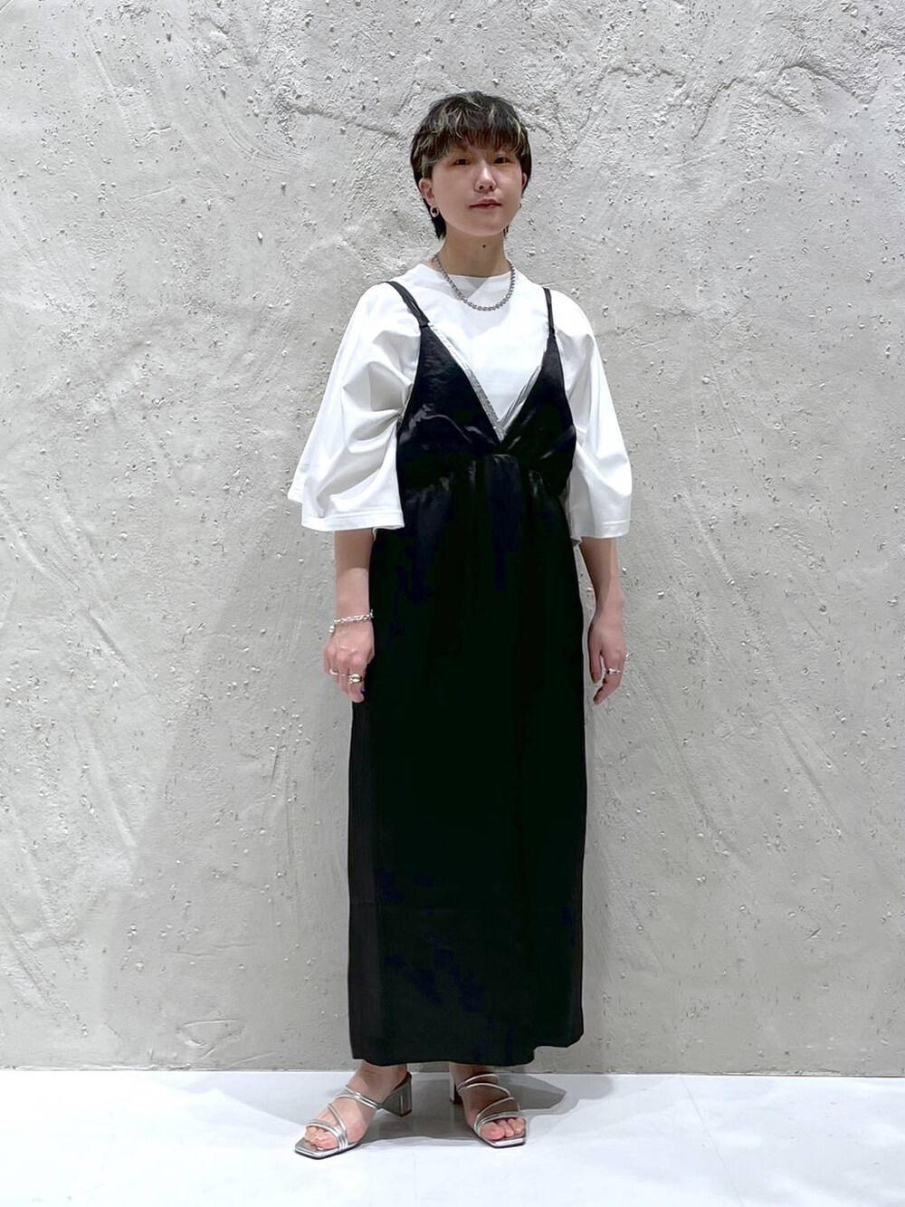 シルバー系のサンダル、ホワイト系のTシャツ/カットソー、ブラック系のワンピースを着用したレディースの春コーディネートの9枚目の写真