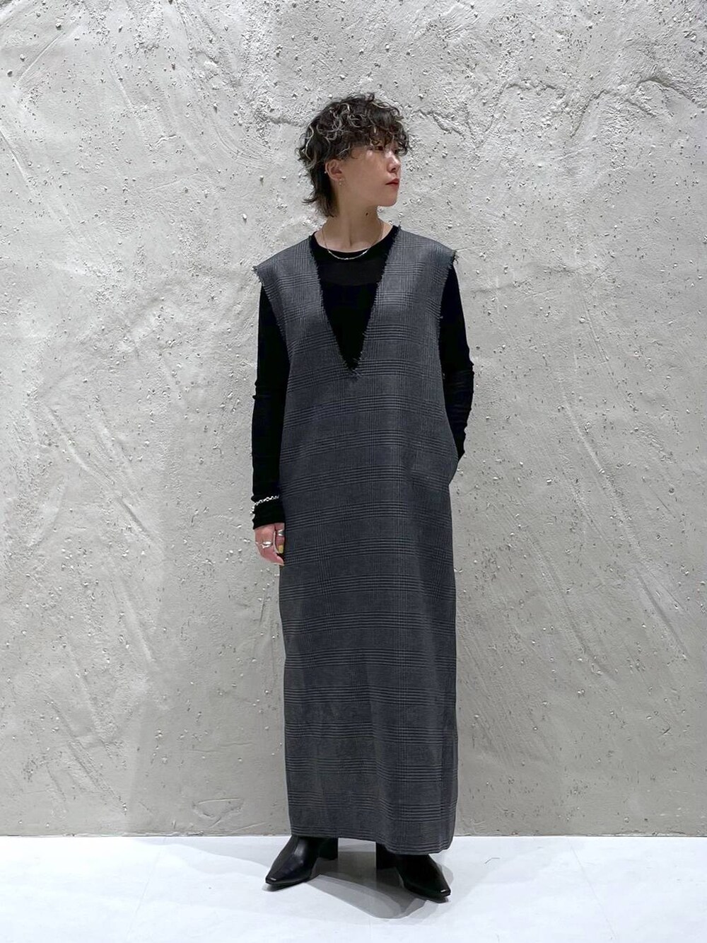 ブラック系のブーツ、グレー系のワンピース、ブラック系のTシャツ/カットソーを着用したレディースの秋コーディネートの5枚目の写真