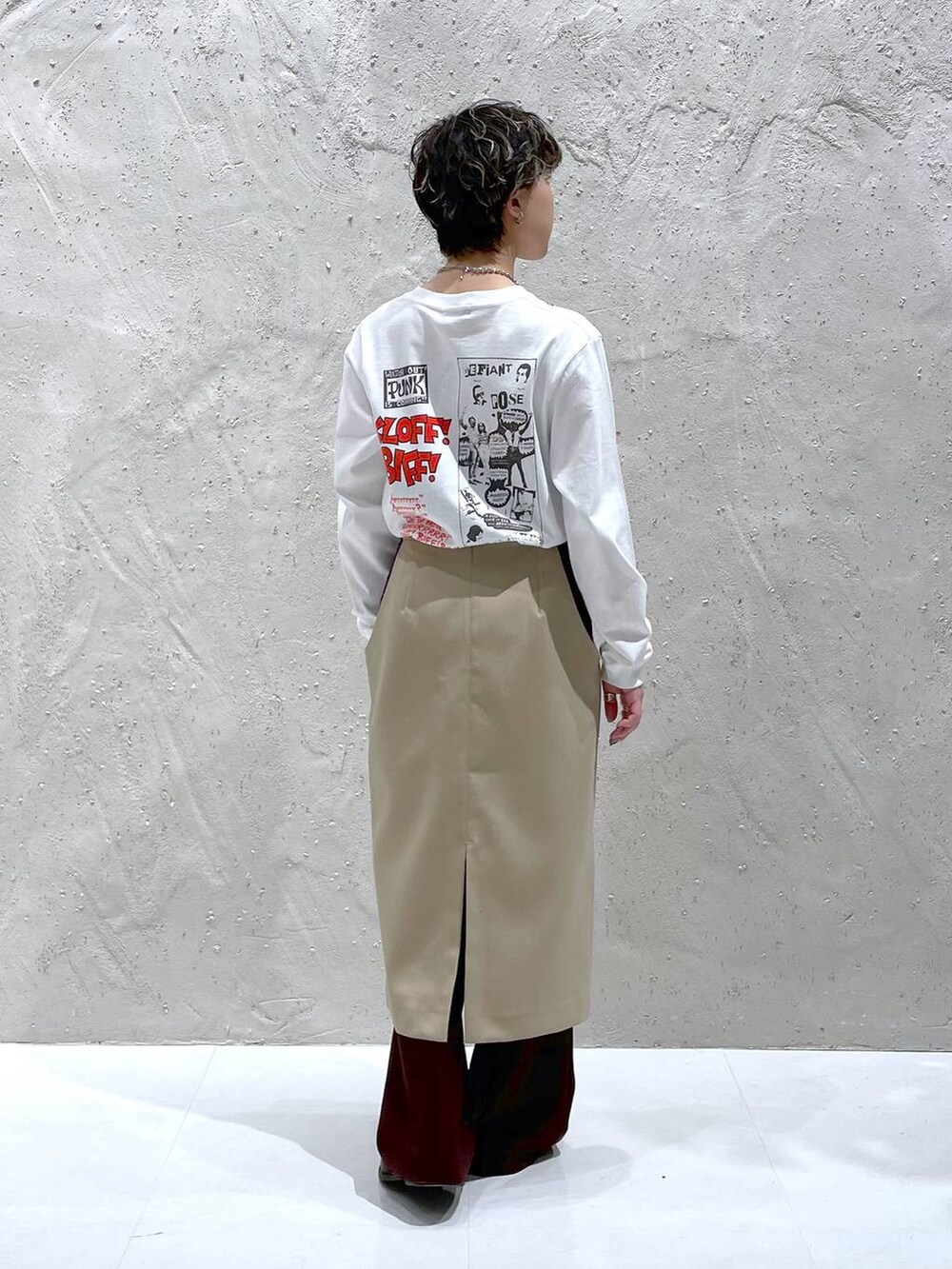 ベージュ系のスカート、ブラウン系のその他パンツ、ホワイト系のTシャツ/カットソーを着用したレディースの春コーディネートの3枚目の写真