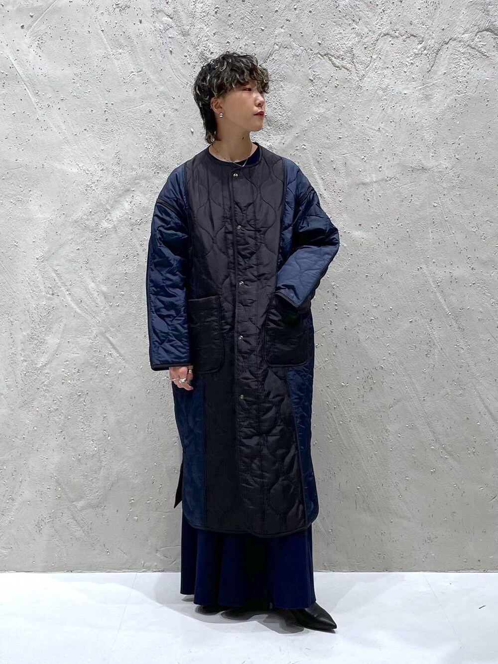 ブラック系のブーツ、ブルー系のワンピース、ブルー系のナイロンジャケットを着用したレディースの秋コーディネートの5枚目の写真