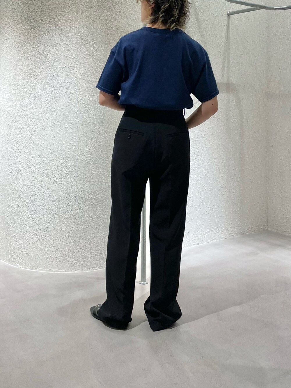 ブルー系のTシャツ/カットソー、ブラック系のスラックス、シルバー系のブレスレットを着用したレディースの夏コーディネートの3枚目の写真