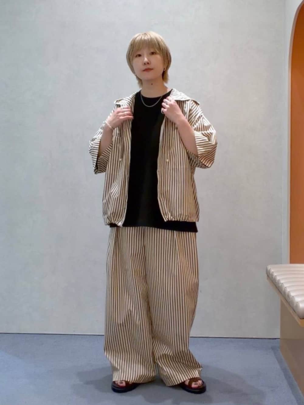 ブラウン系のサンダル、ブラック系のTシャツ/カットソー、ブラウン系のシャツ/ブラウスを着用したメンズの夏コーディネートの2枚目の写真