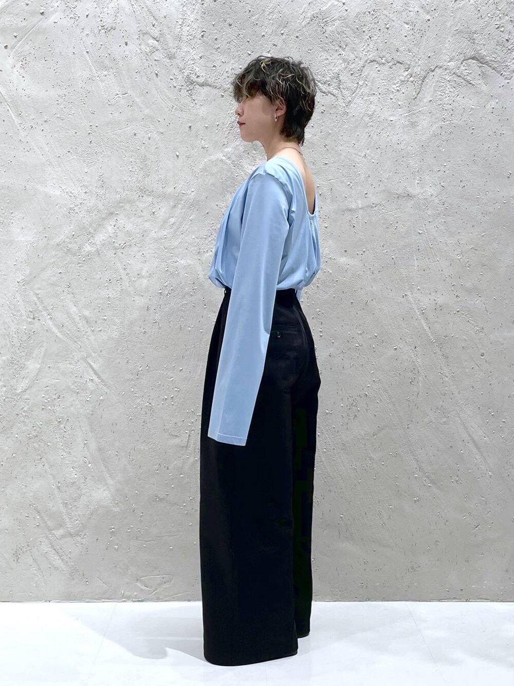 ブラック系のその他パンツ、ブルー系のTシャツ/カットソーを着用したレディースの春コーディネートの2枚目の写真
