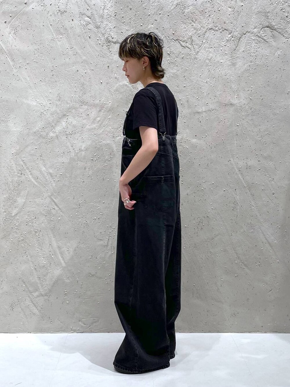 ブラック系のサンダル、グレー系のデニムパンツ、ブラック系のTシャツ/カットソーを着用したレディースの夏コーディネートの4枚目の写真