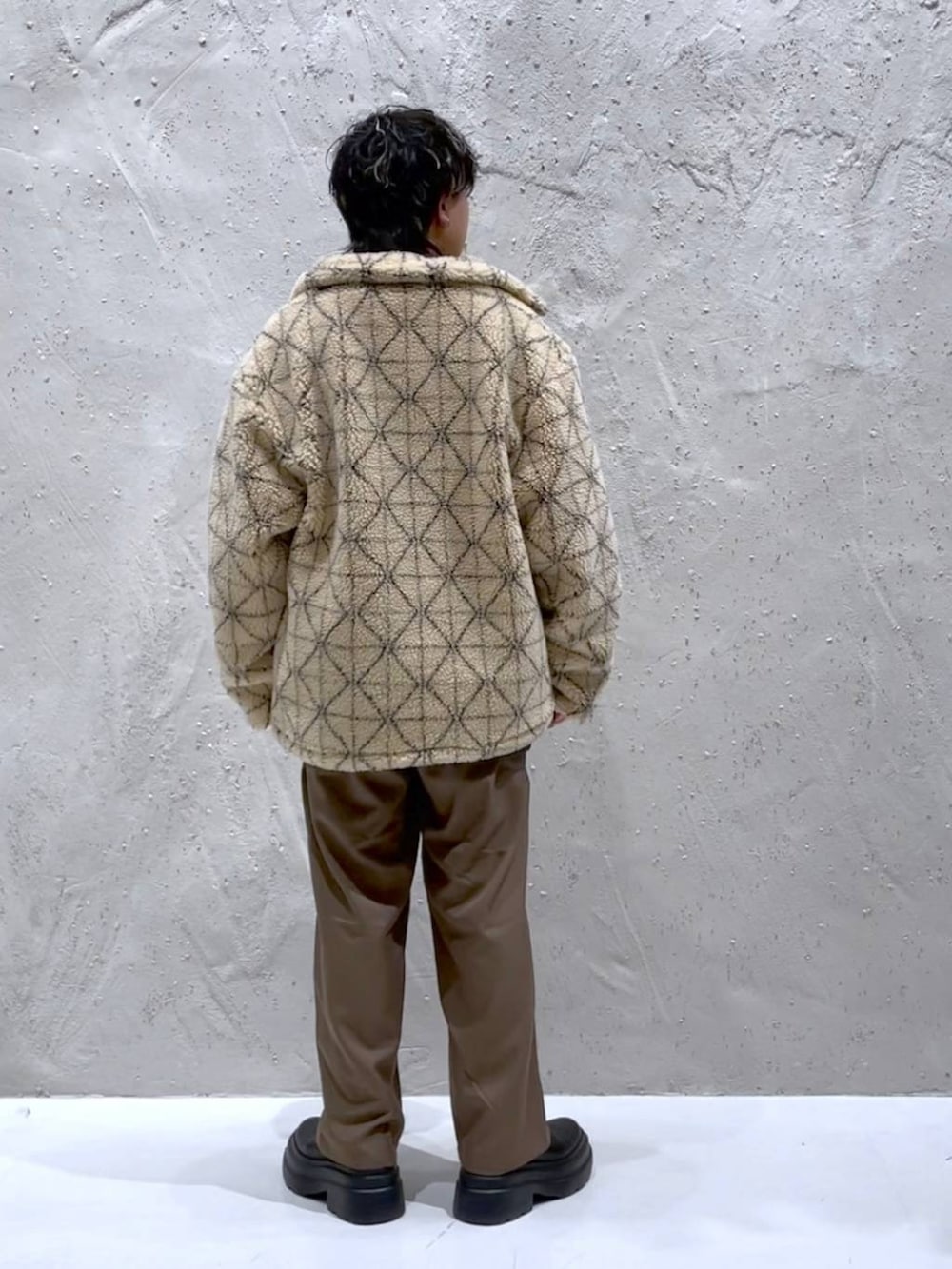 ブラック系のブーツ、ブラウン系のその他パンツ、ベージュ系のブルゾンを着用したレディースの秋コーディネートの3枚目の写真