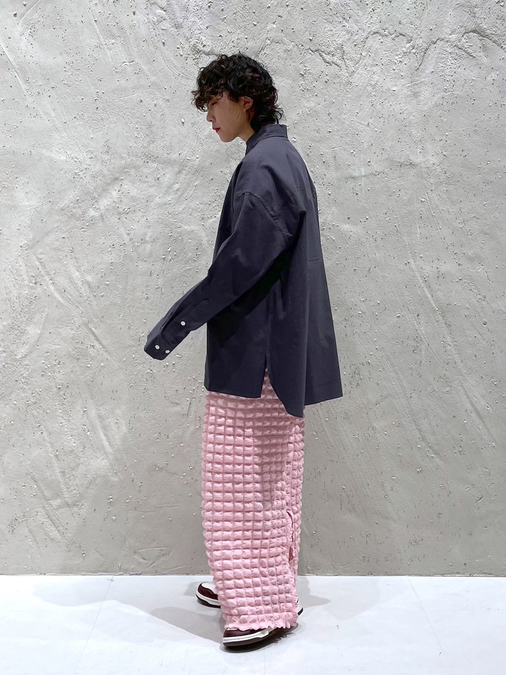 グレー系のシャツ/ブラウス、ピンク系のスカート、レッド系のスニーカーを着用したレディースの冬コーディネートの2枚目の写真