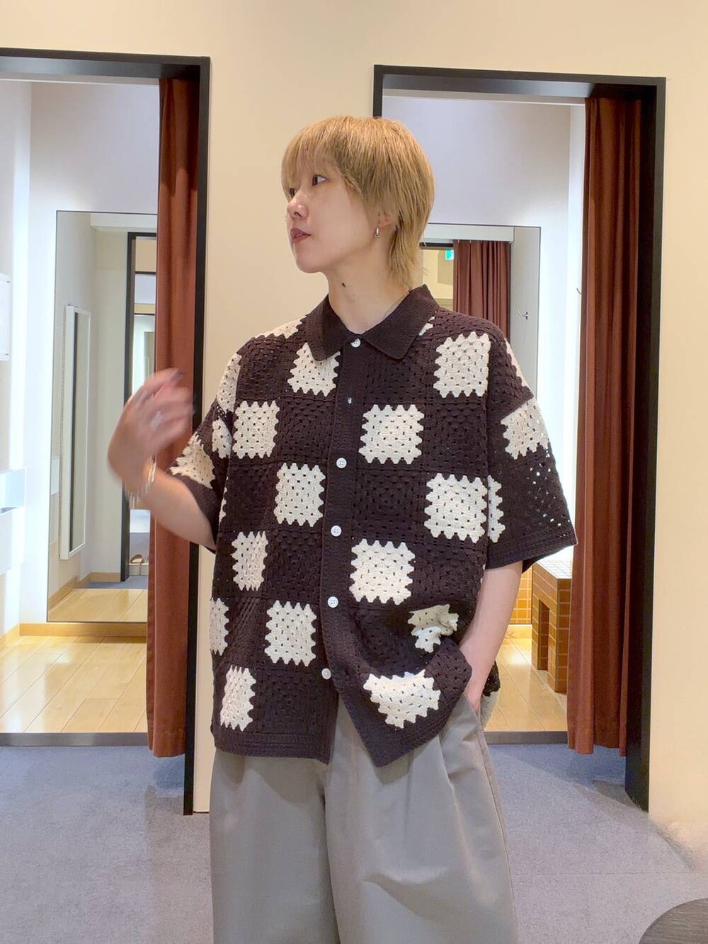 ベージュ系のデニムパンツ、ブラウン系のシャツ/ブラウスを着用したレディースの夏コーディネートの4枚目の写真