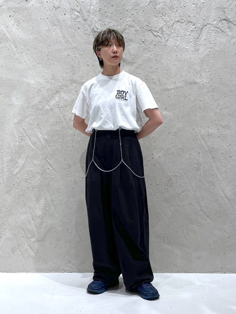 シルバー系のその他トップス、ブラック系のその他パンツ、ホワイト系のTシャツ/カットソーを着用したレディースの夏コーディネートの4枚目の写真