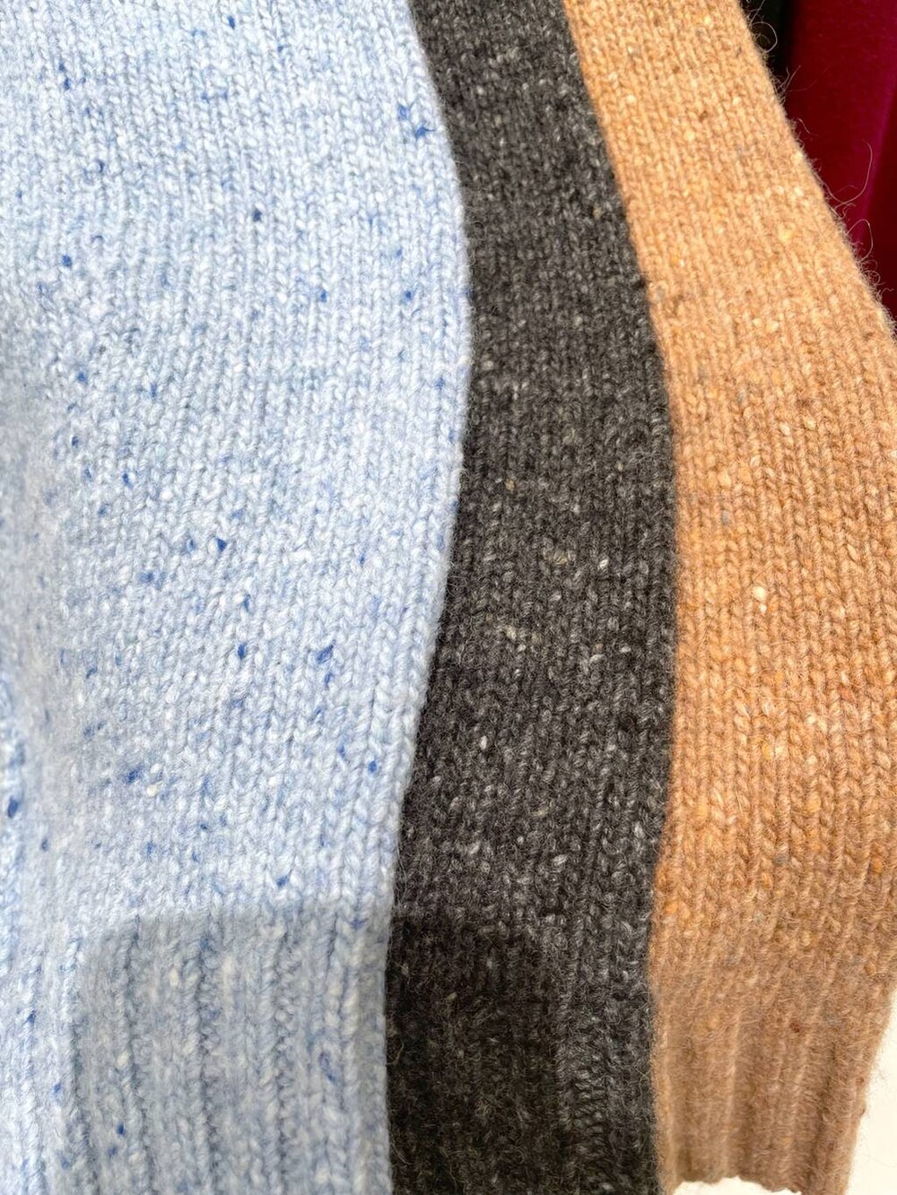 オレンジ系のニット/セーター、グレー系のその他パンツを着用したレディースの秋コーディネートの6枚目の写真