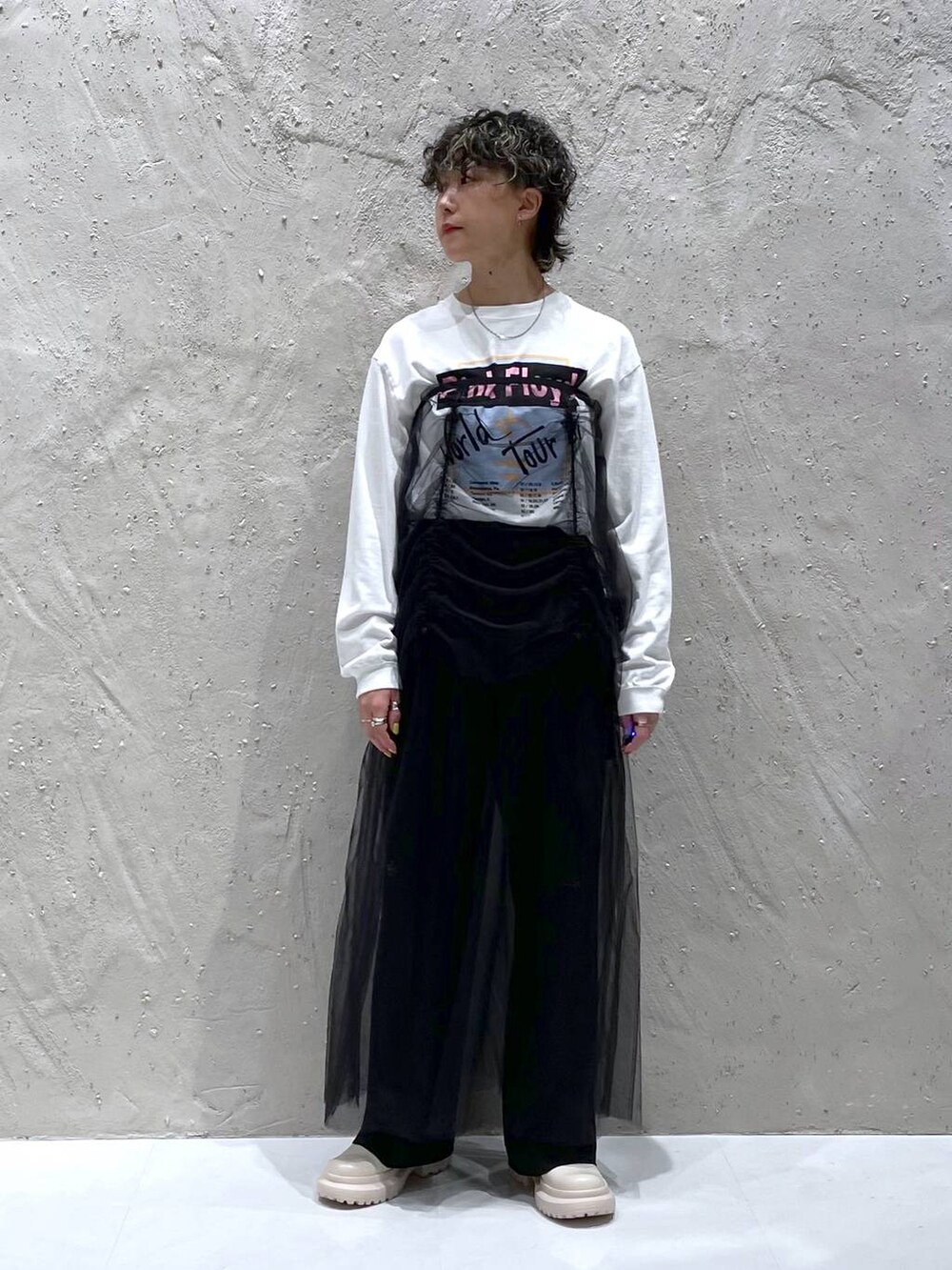 ホワイト系のその他シューズ、ブラック系のその他パンツ、ブラック系のスカートを着用したレディースの秋コーディネートの5枚目の写真
