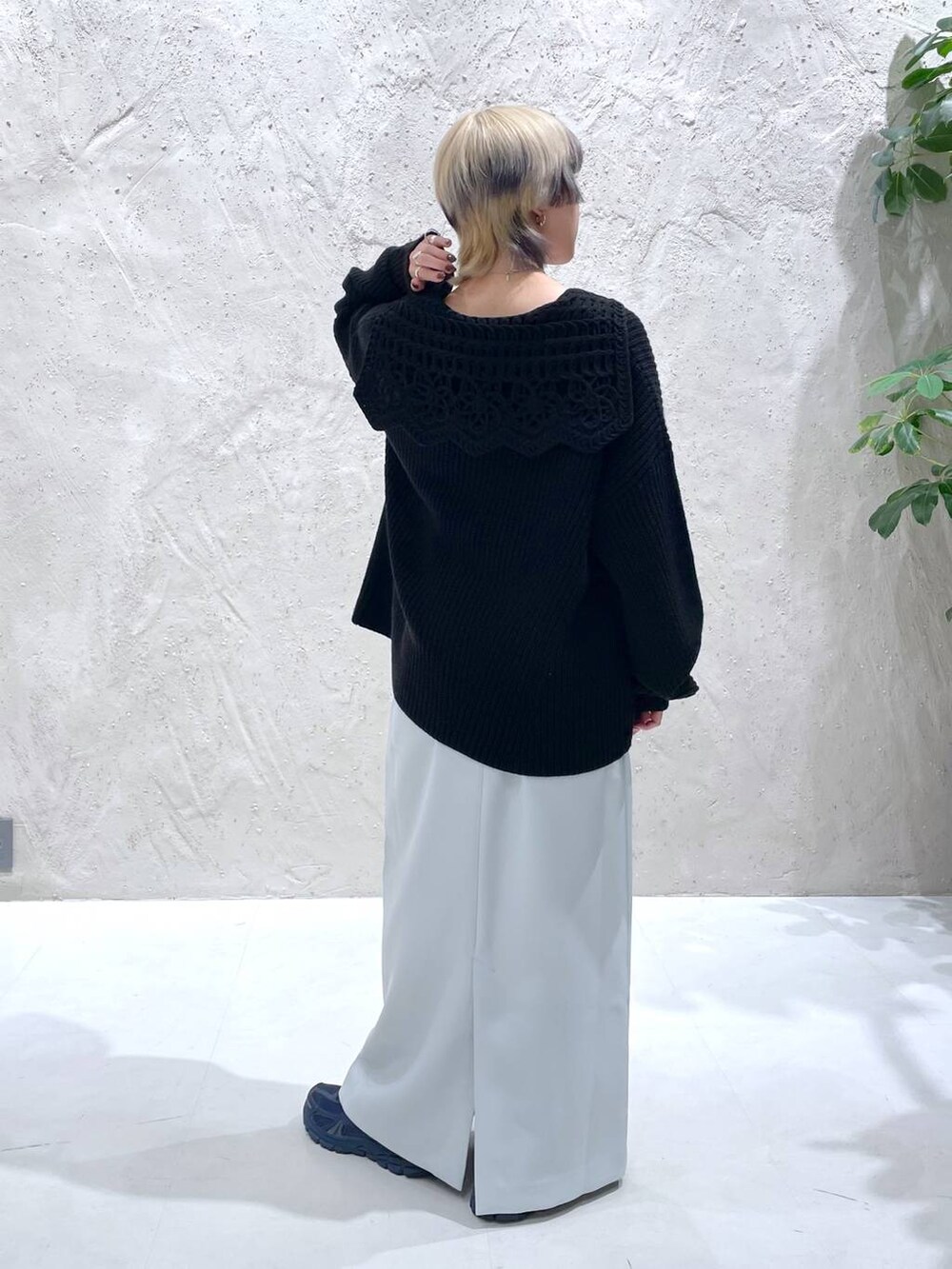 ブルー系のスカート、ブラック系のニット/セーターを着用したレディースの秋コーディネートの6枚目の写真