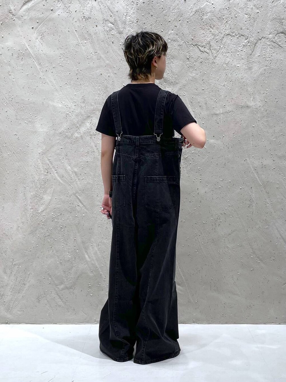 ブラック系のサンダル、グレー系のデニムパンツ、ブラック系のTシャツ/カットソーを着用したレディースの夏コーディネートの3枚目の写真