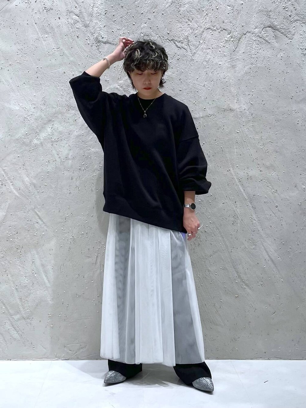 ホワイト系のワンピース、シルバー系のブーツ、ブラック系のその他パンツを着用したレディースの秋コーディネートの4枚目の写真