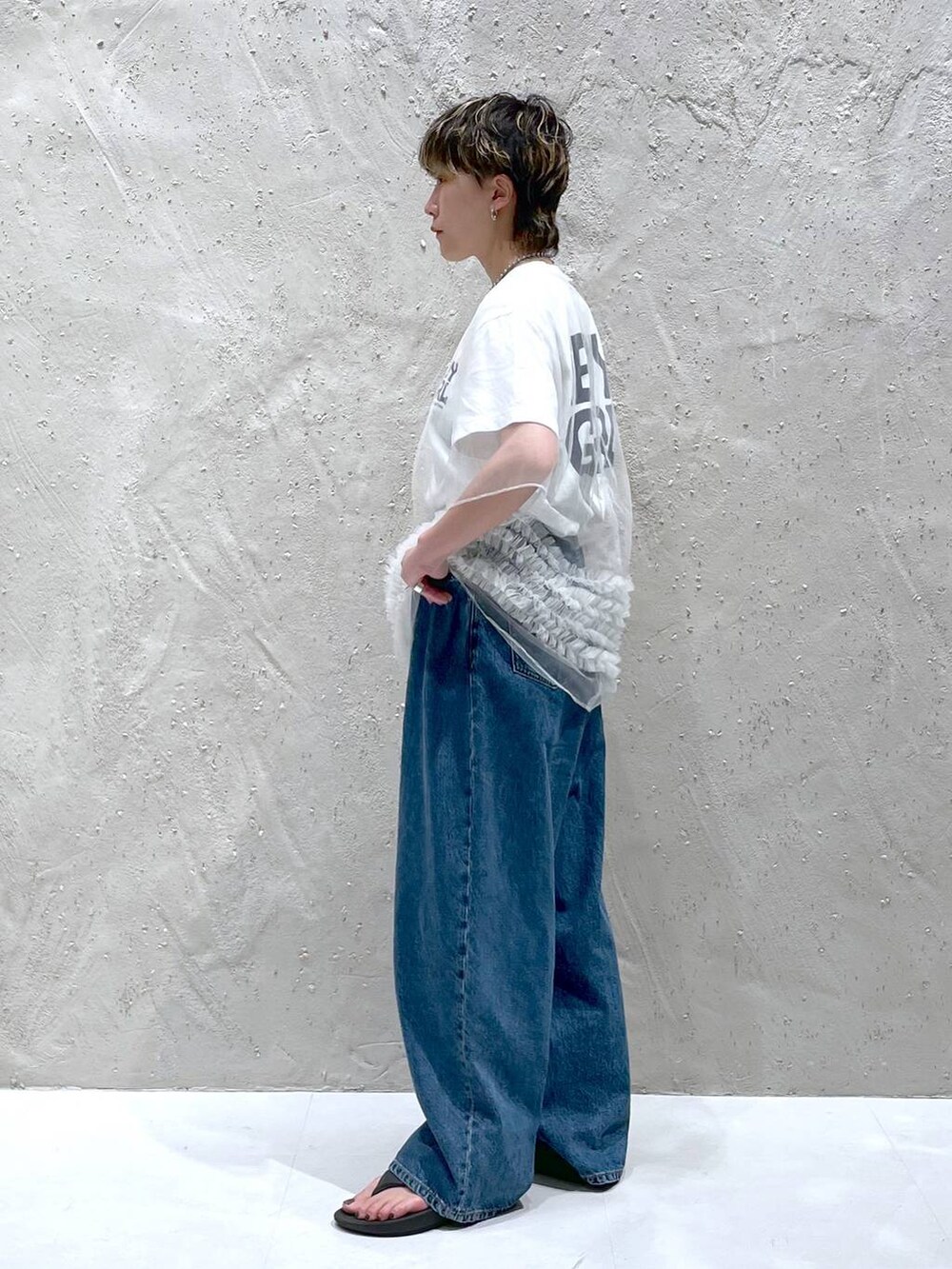 ホワイト系のTシャツ/カットソー、ブルー系のデニムパンツ、ホワイト系のシャツ/ブラウスを着用したレディースの夏コーディネートの4枚目の写真