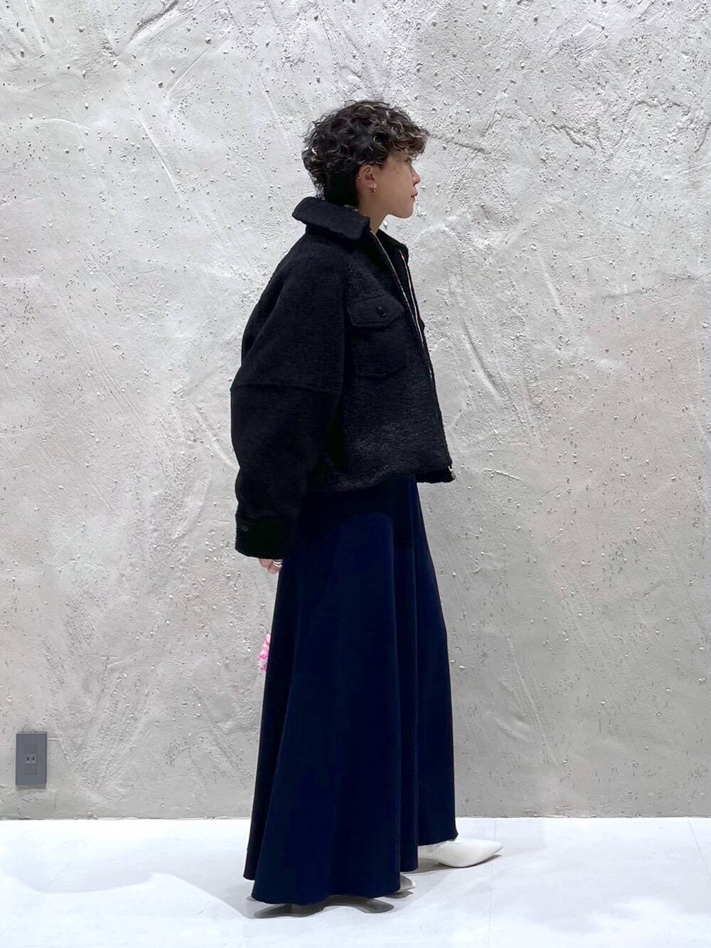 ホワイト系のブーツ、ブルー系のワンピース、ピンク系のショルダーバッグを着用したレディースの冬コーディネートの4枚目の写真